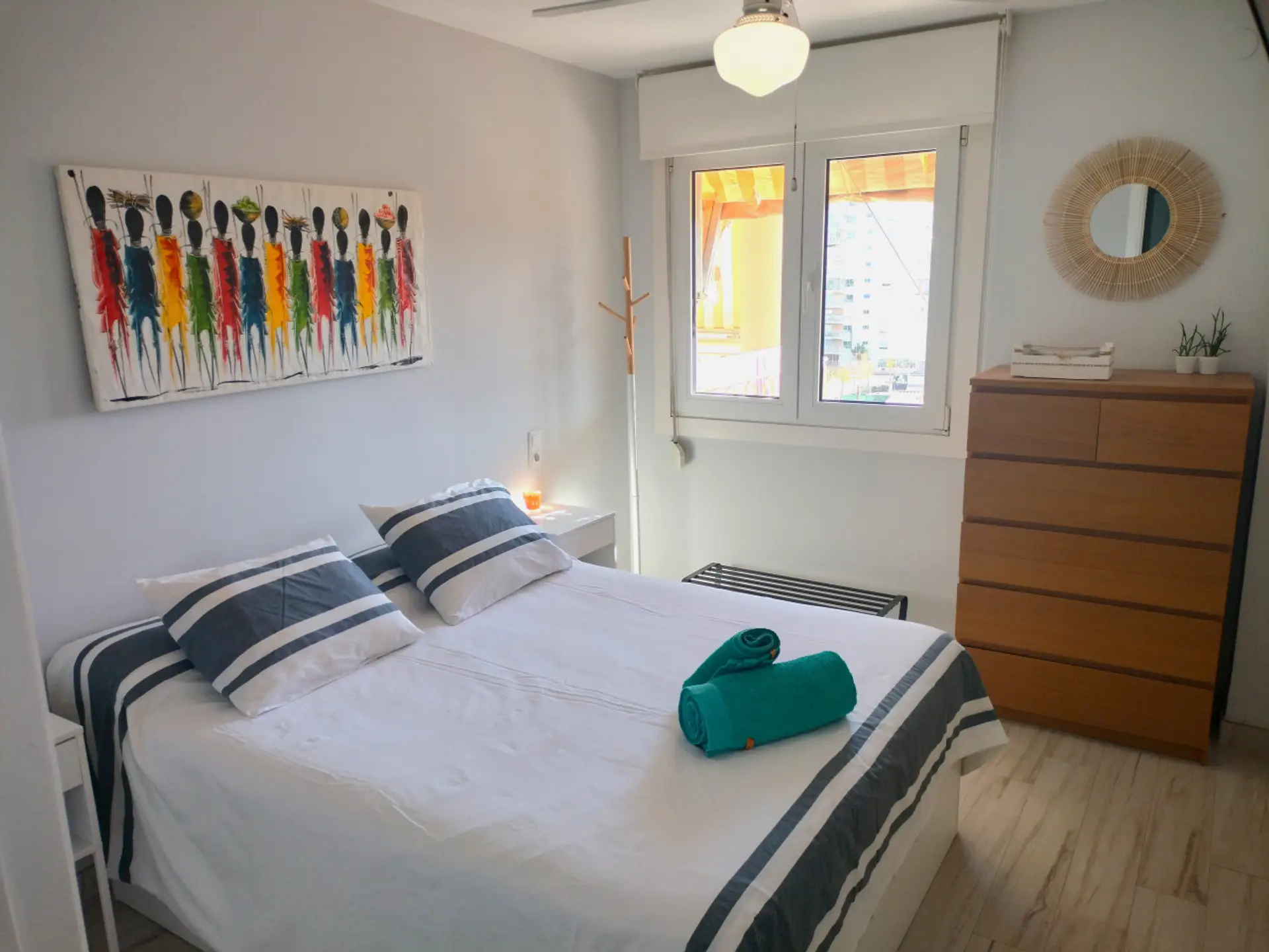 Dormitorio, cama doble, mesita de noche, armario