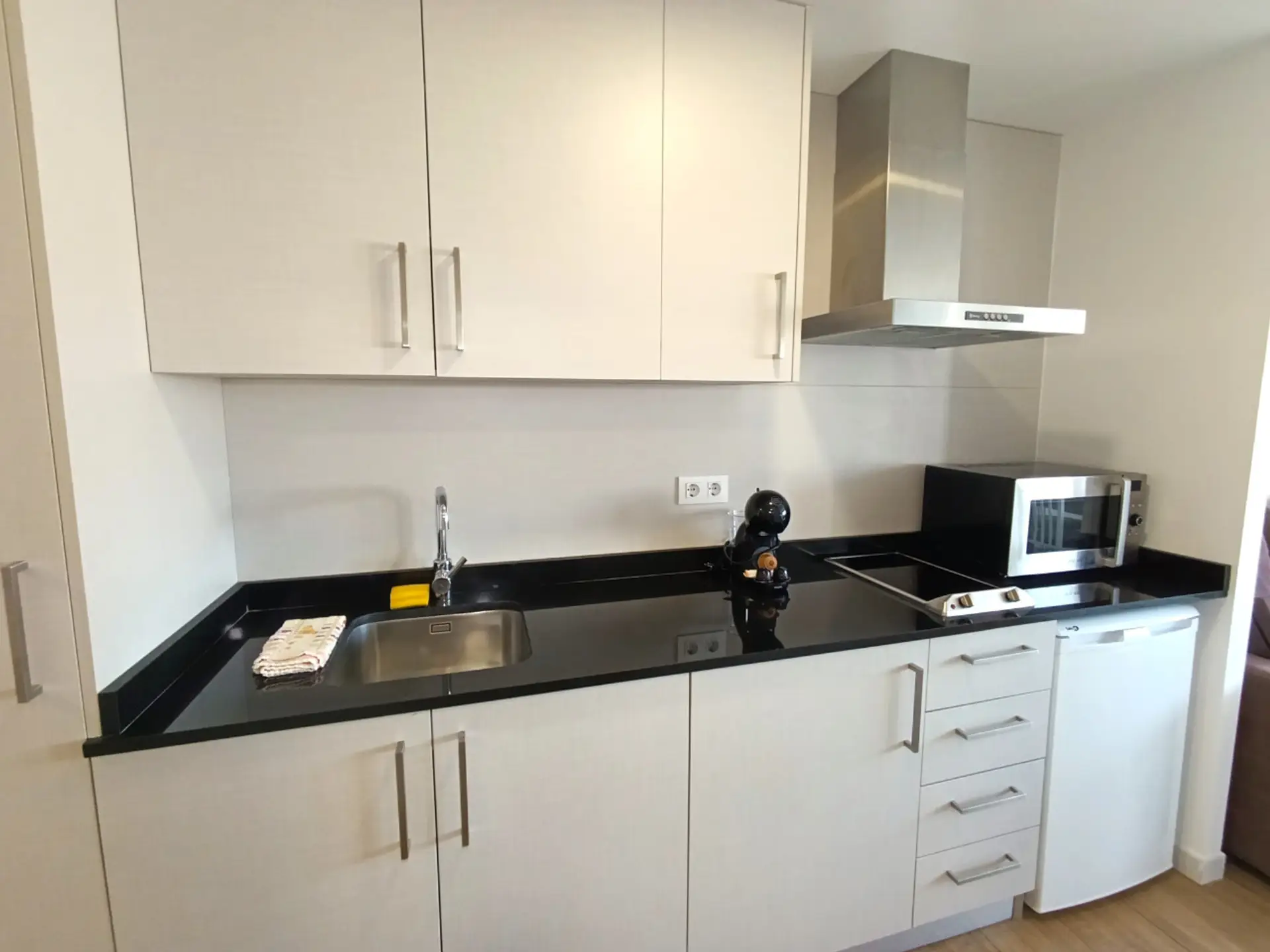 Cocina, microondas, cafetera, frigorífico