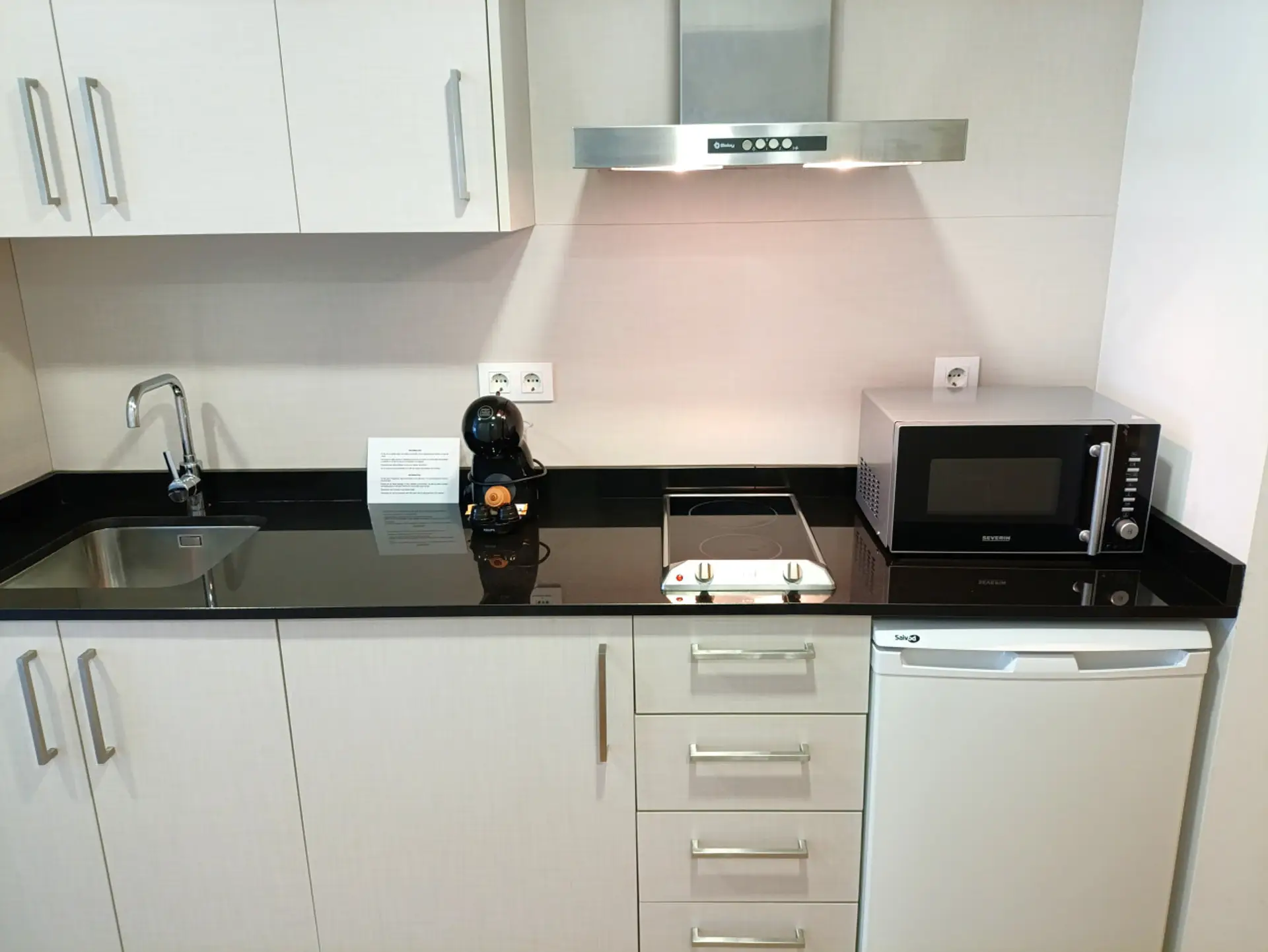 Cocina, microondas, cafetera, frigorífico