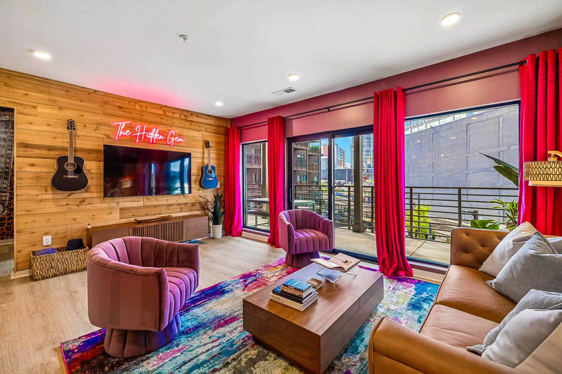 Welcome to The Hidden Gem! A gorgeous Broadway Honky Tonk's themed condo that sleeps 10.