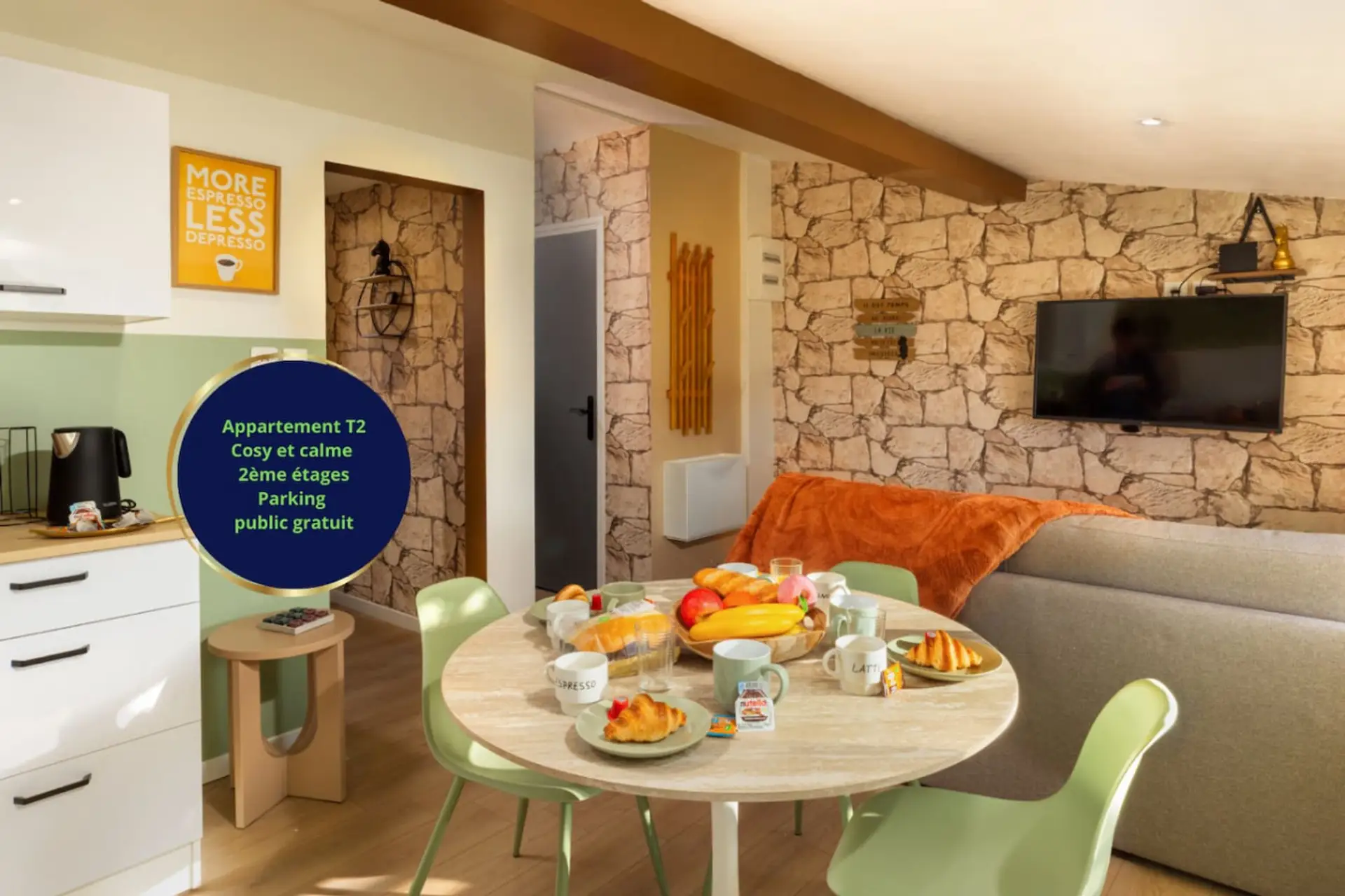 Salon chaleureux avec canapé‑lit confortable, mur en pierre et télévision pour des soirées détente.