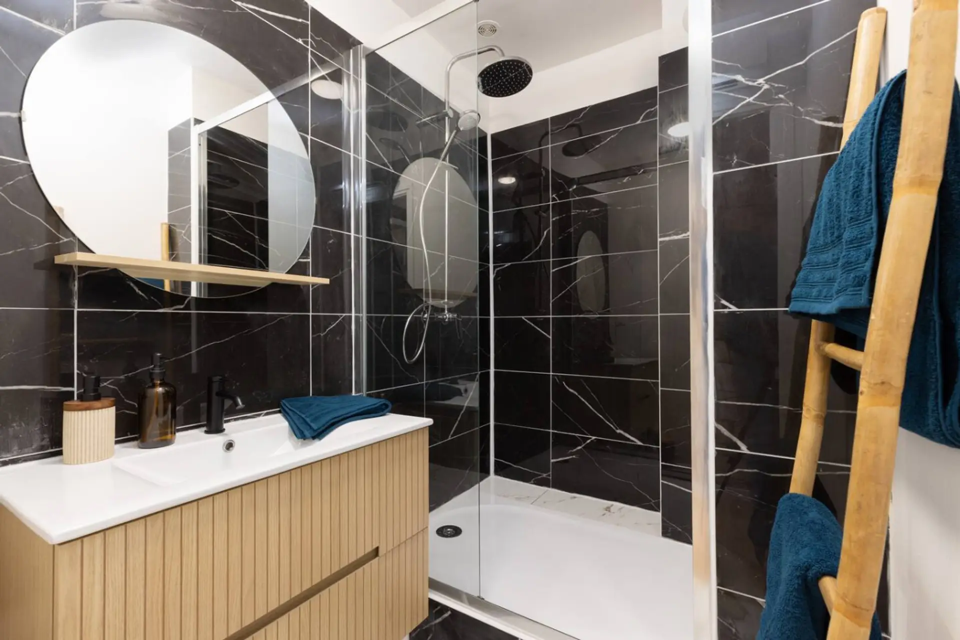 Salle de bain moderne et fonctionnelle - Douche - Appartement Limoux centre-ville