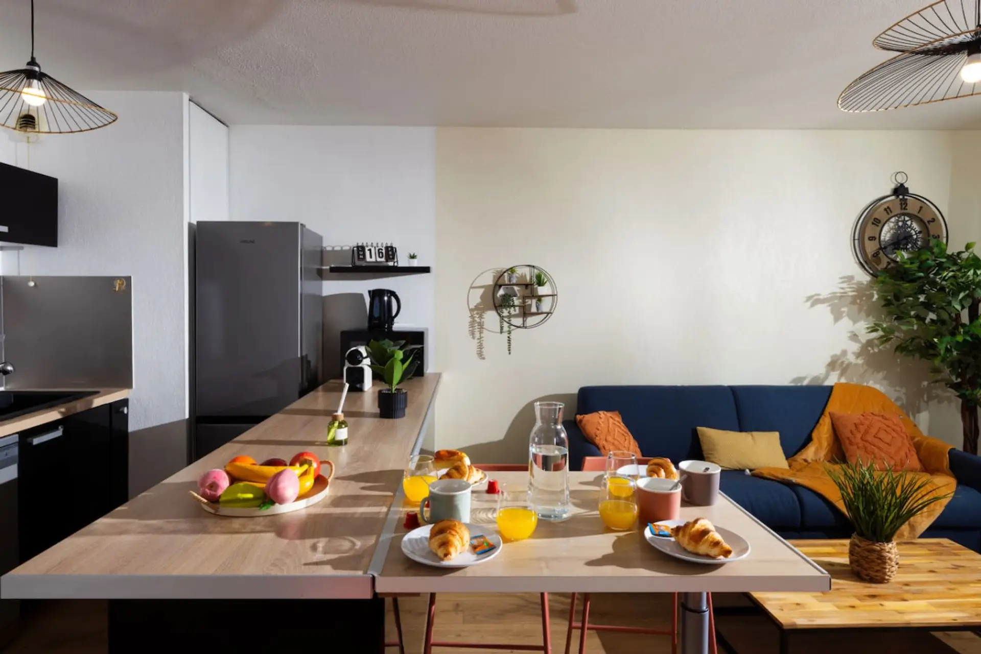 Espace repas ouvert avec vue sur le salon a L'ecrin Carcassonnais. Profitez d'un logement en rez-de-chaussée très proche de la Cite de Carcassonne pour vos petits-déjeuners.