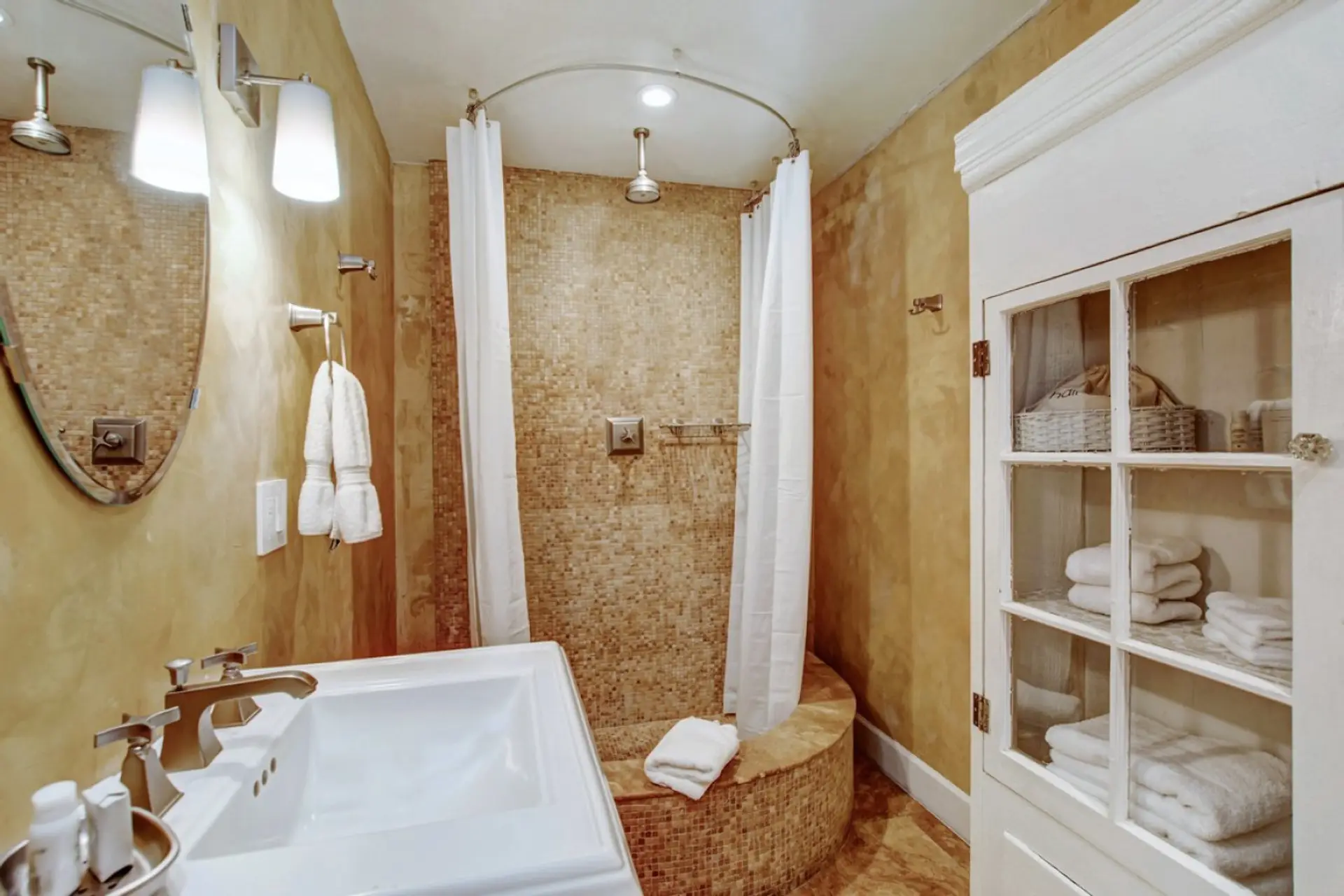 Luna @ Bungalow 313 Sonoma Vacation Rental  - Bathroom