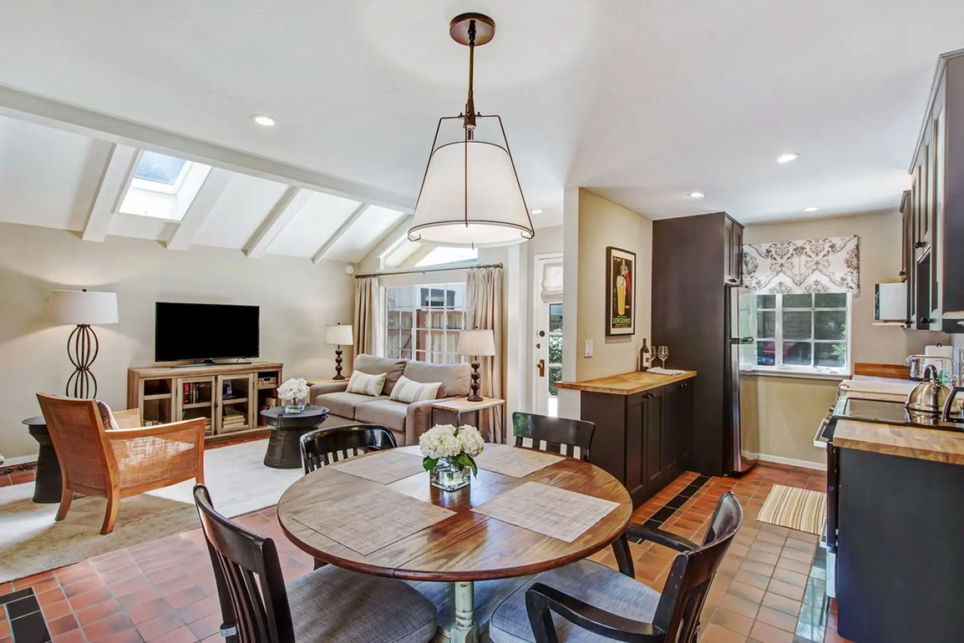 Dolce @ Bungalow 313 Sonoma Vacation Rental - Living Room