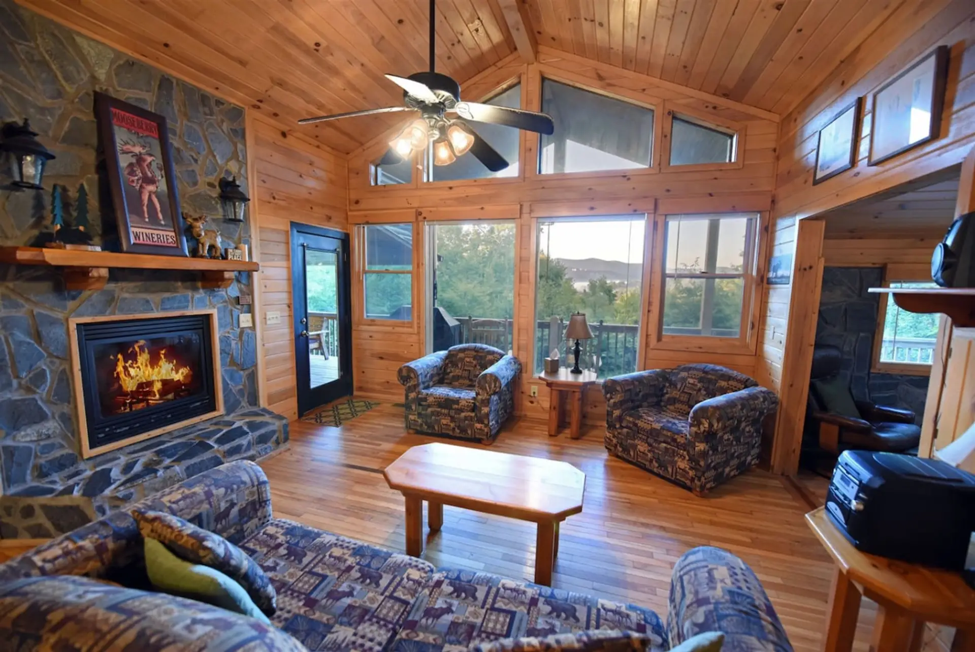 6br/5ba Pet Friendly Blue Ridge cabin rental with mountain view and Hot Tub