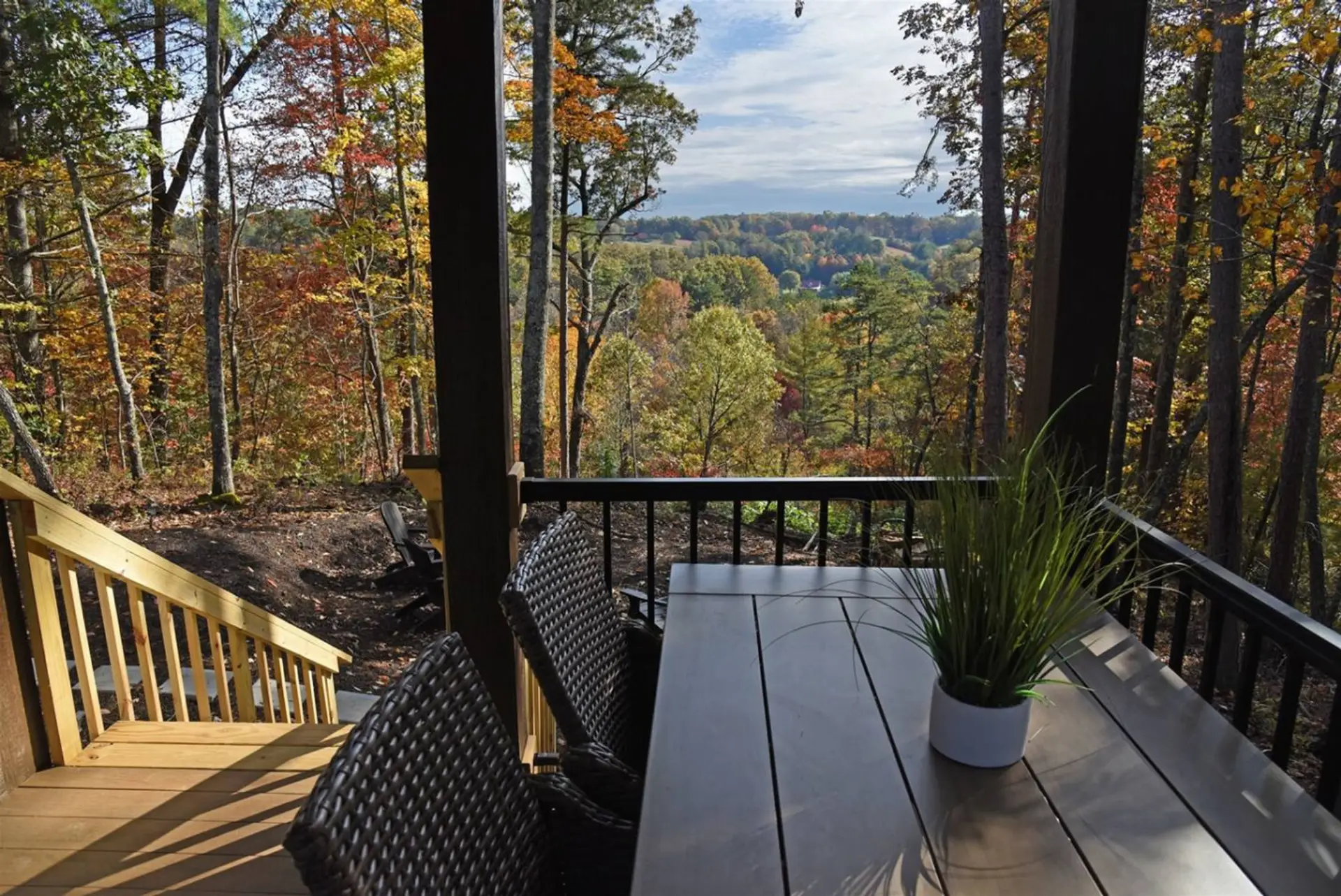 Luxury Ocoee River areaTiny Cabin with View, WIFI, Hot Tub and Camp Fire Pit