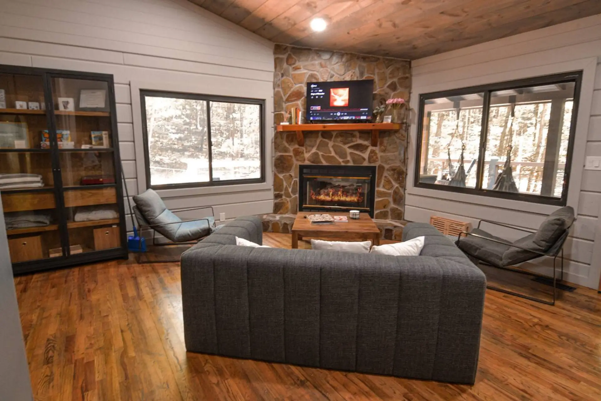 Luxury 2 br Cabin Rental with hot tub