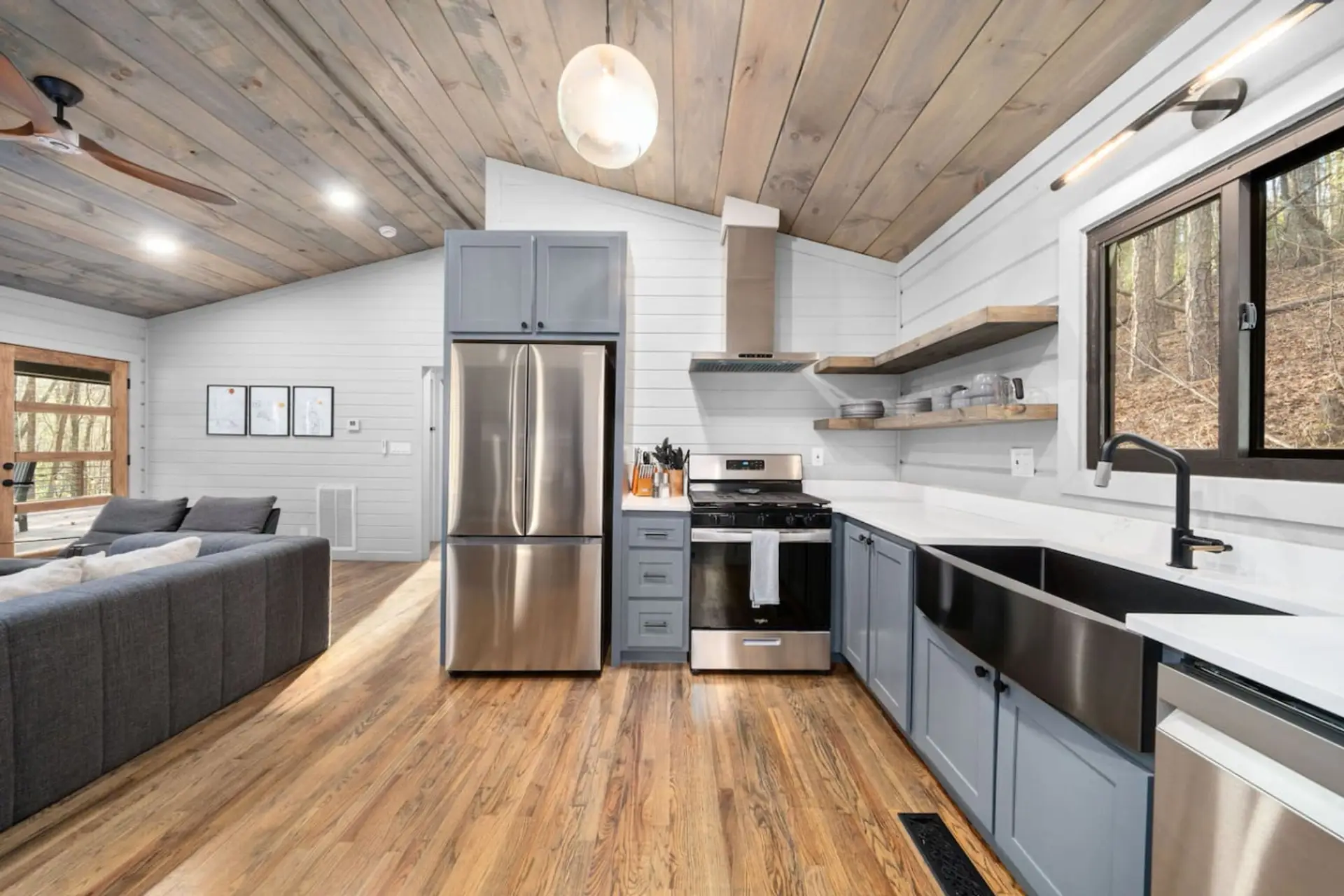 Luxury 2 br Cabin Rental with hot tub