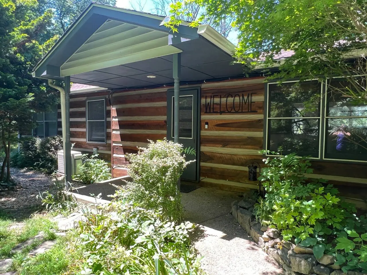 Skyland Hideaway cabin exterior