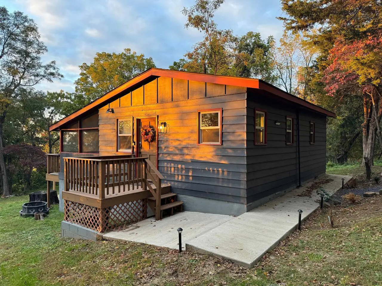 The Juniper Cabin exterior with deck and woods