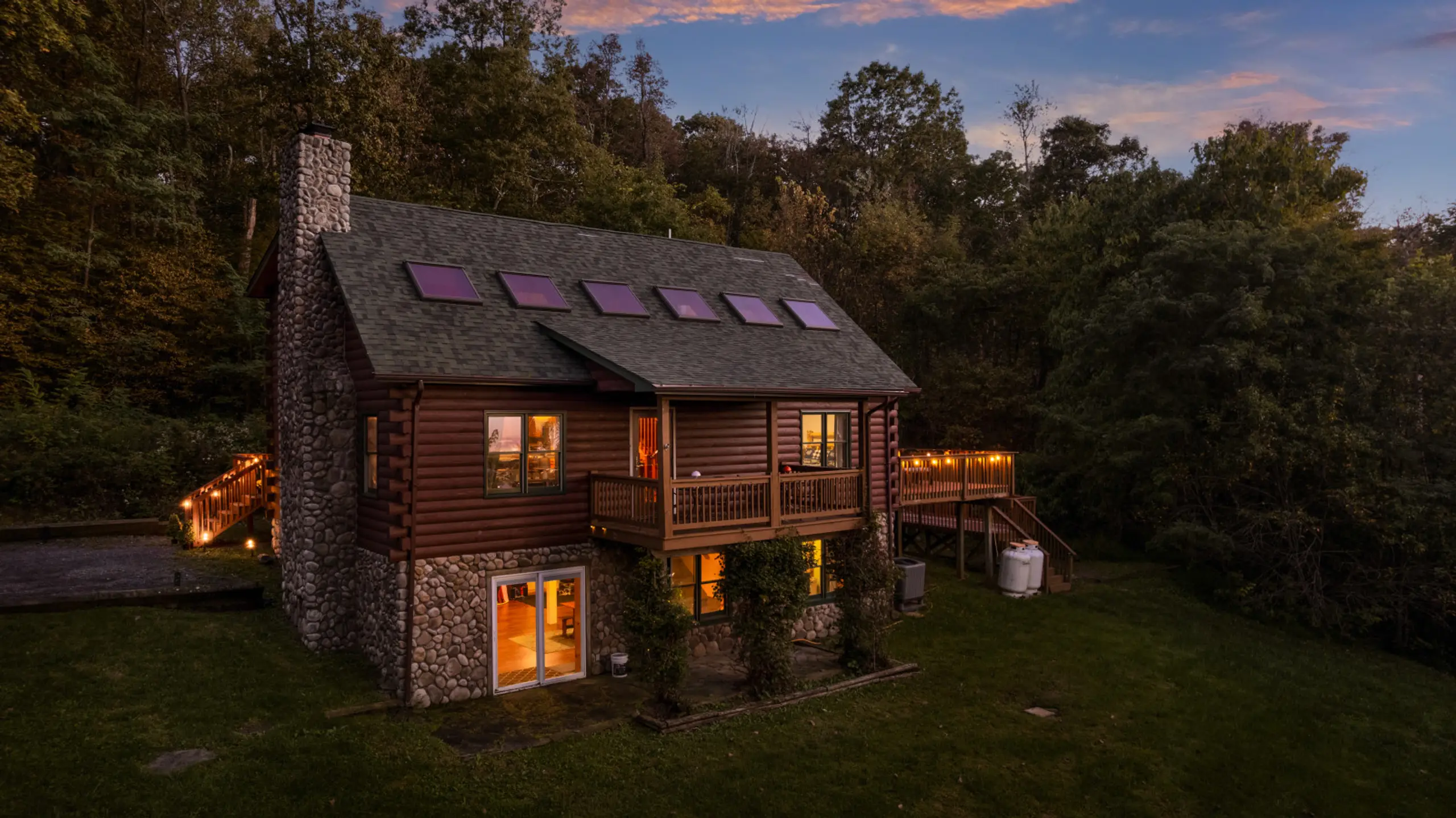 The Trillium Cabin with decks and views