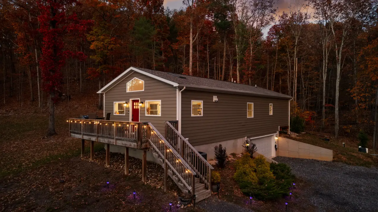 The Foxwood Cabin with screened porch and outdoor shower
