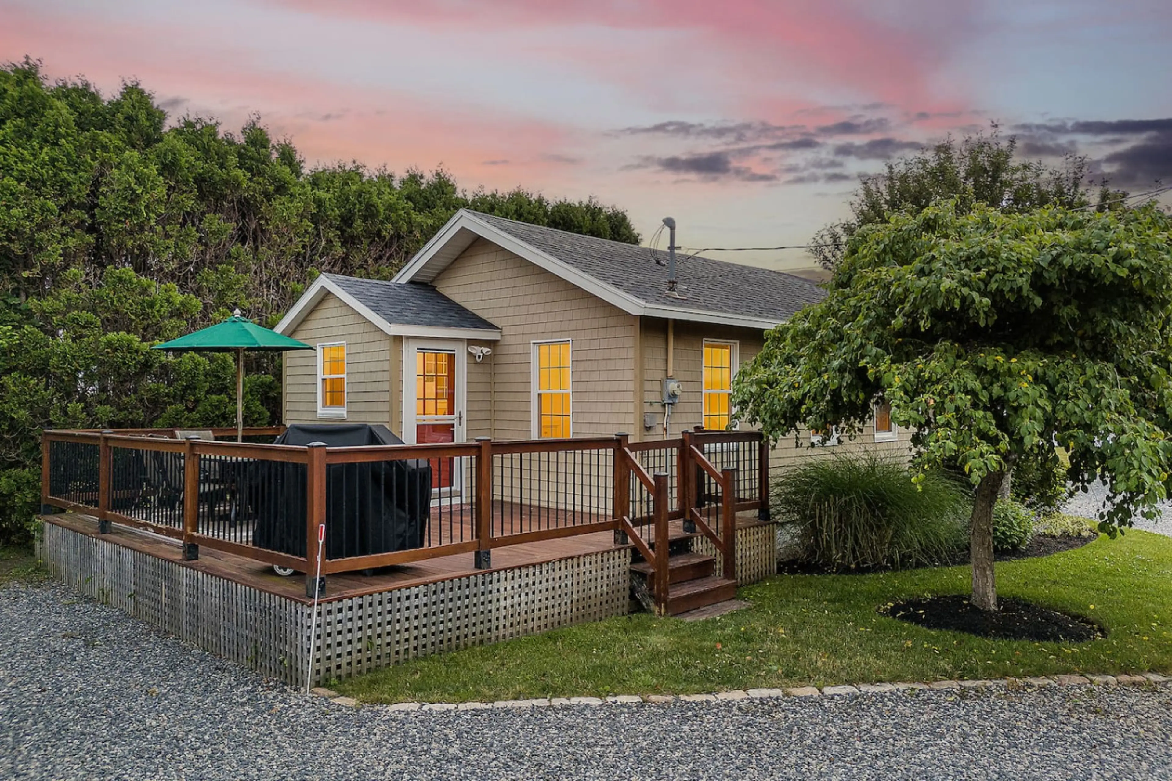 Overlook Cottage- Private deck with outdoor seating