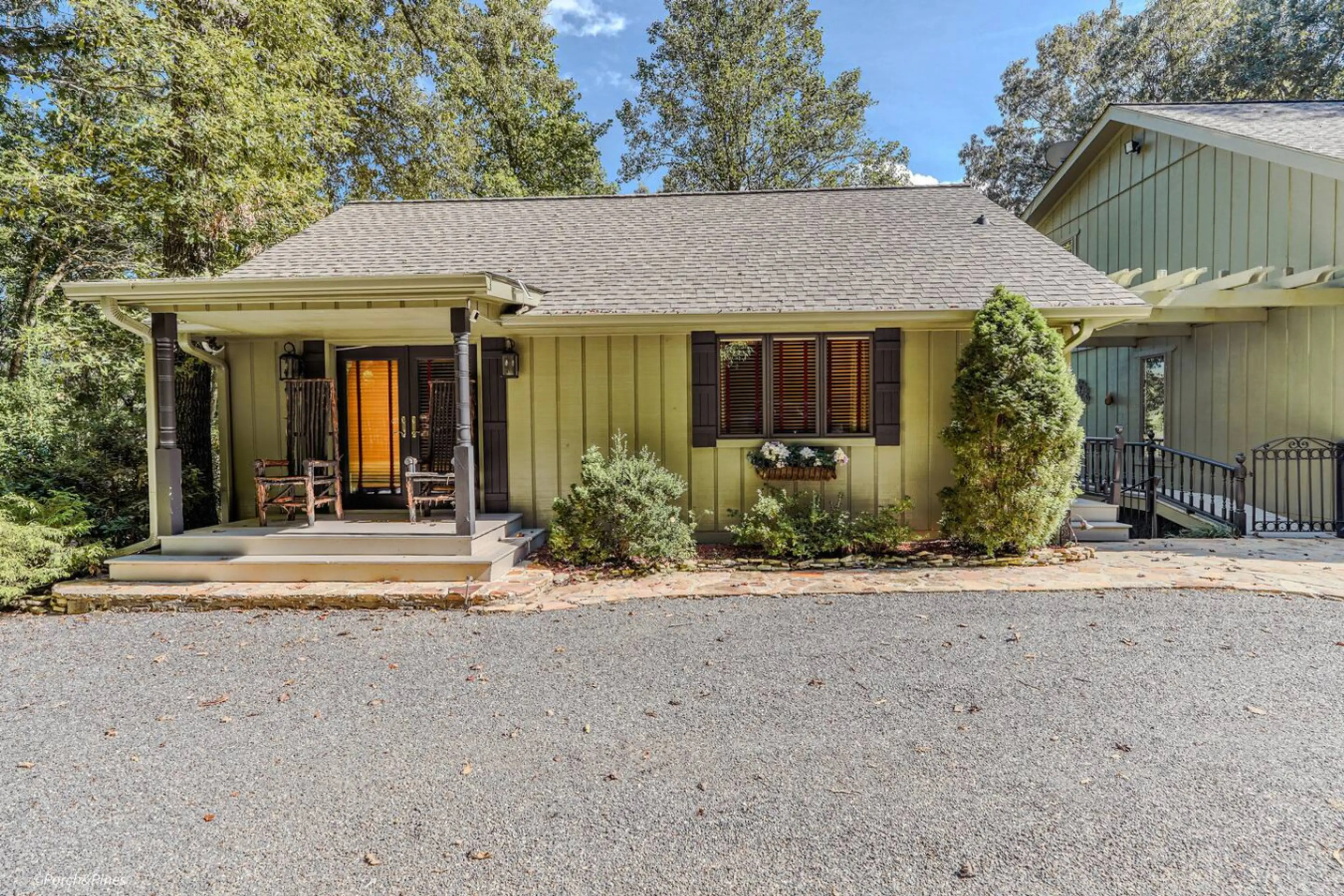 Private King Studio Cottage in North Georgia’s Blue Ridge Mountains. Cozy, stylish, and surrounded by peaceful mountain views. The perfect retreat for couples or solo travelers.