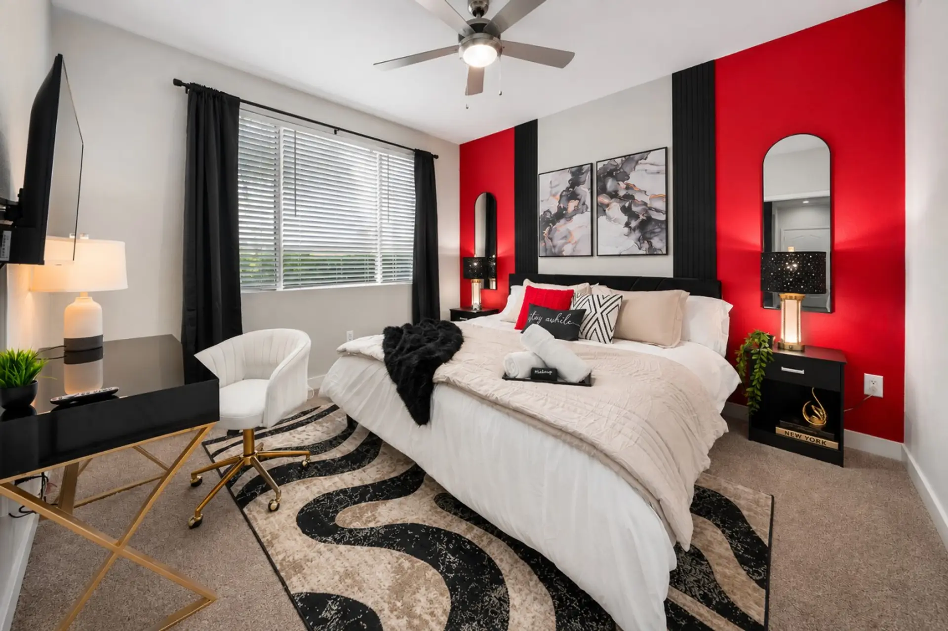 After exploring everything the city has to offer, this is where you’ll want to end the day. A cozy bed, elegant surroundings, and a peaceful atmosphere create the perfect place to relax and recharge.