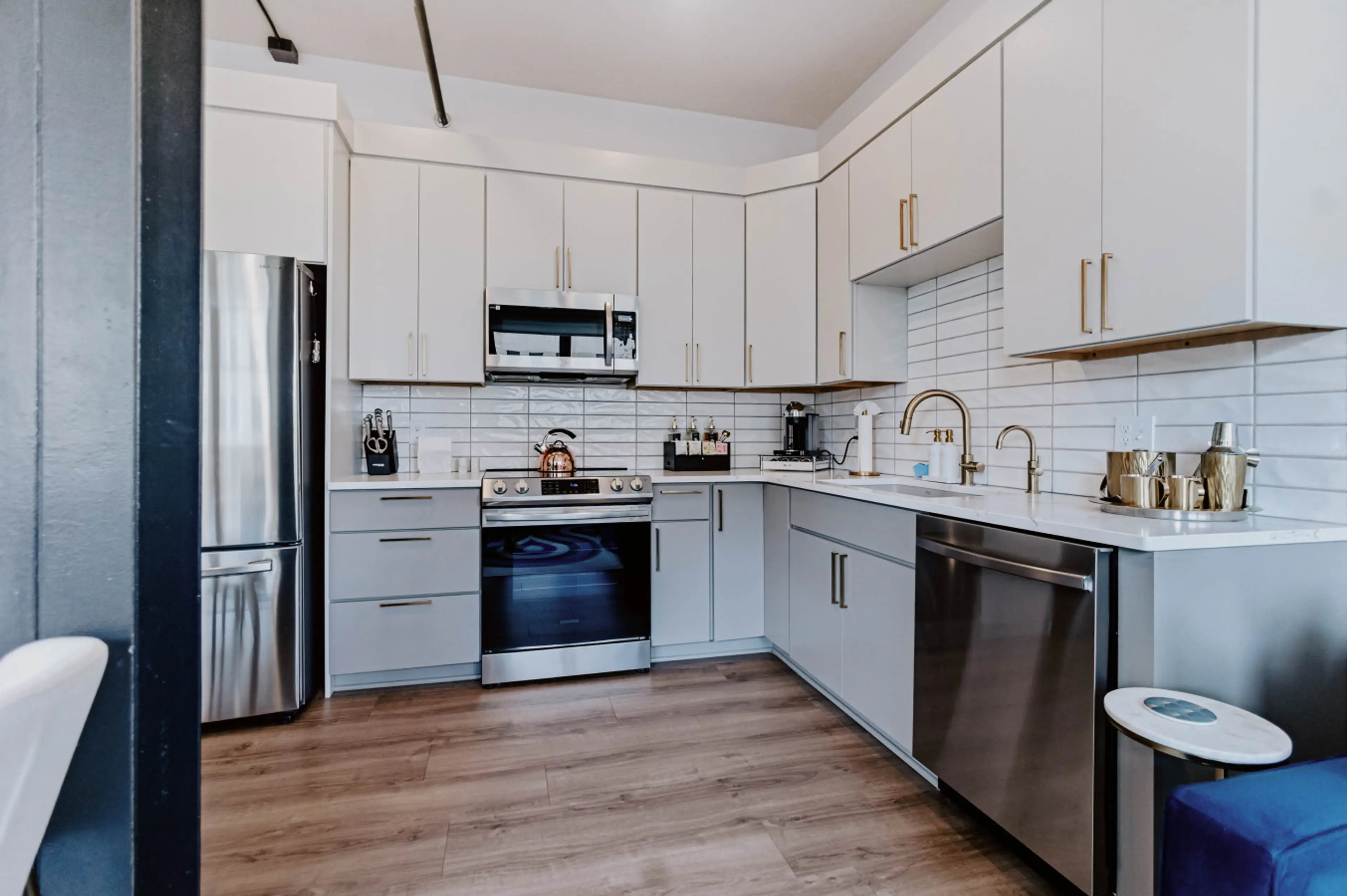 Fully stocked kitchen + Nespresso & dining for 4—perfect for pre-game meals.