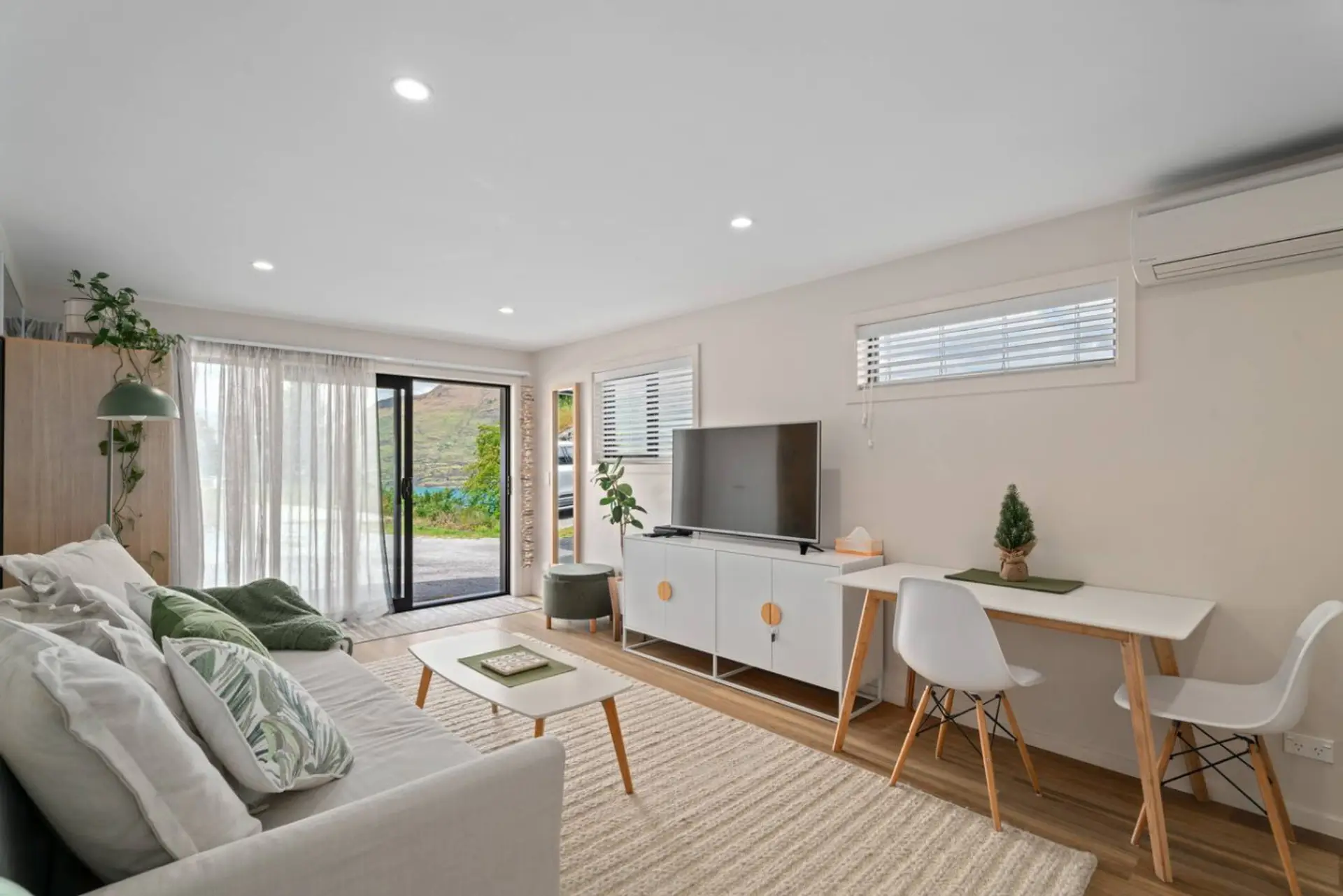Stay warm and cosy in winter with a heat pump. Smart TV for your enjoyment.