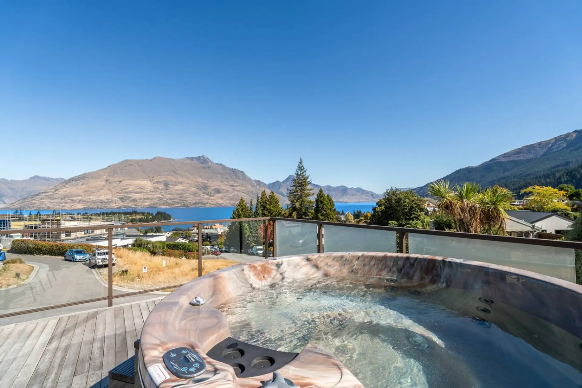 Soak in the world famous scenery from this idyllic location on Queenstown Hill, just a short walk from the town centre.