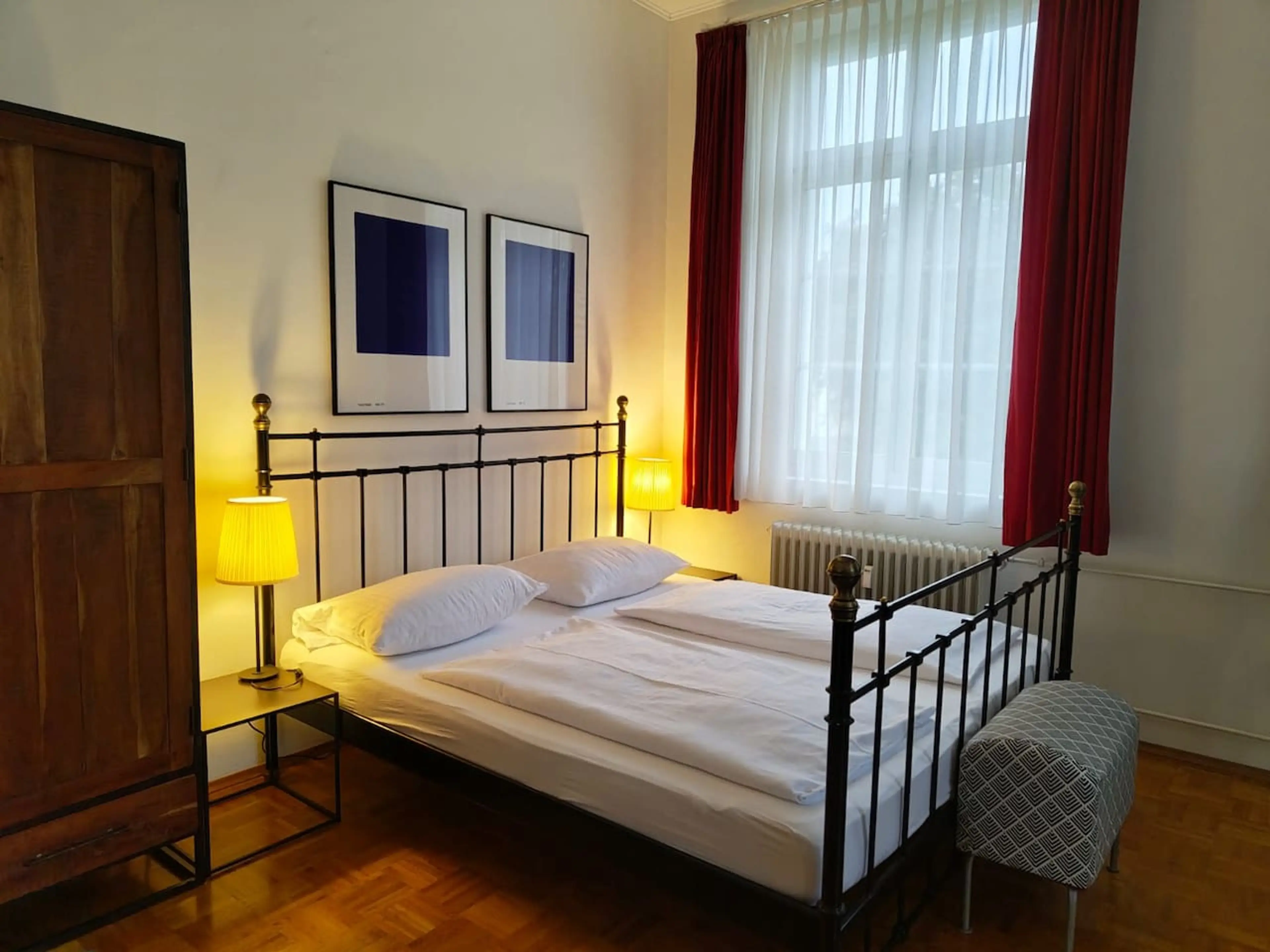 Cozy studio with extra sofa