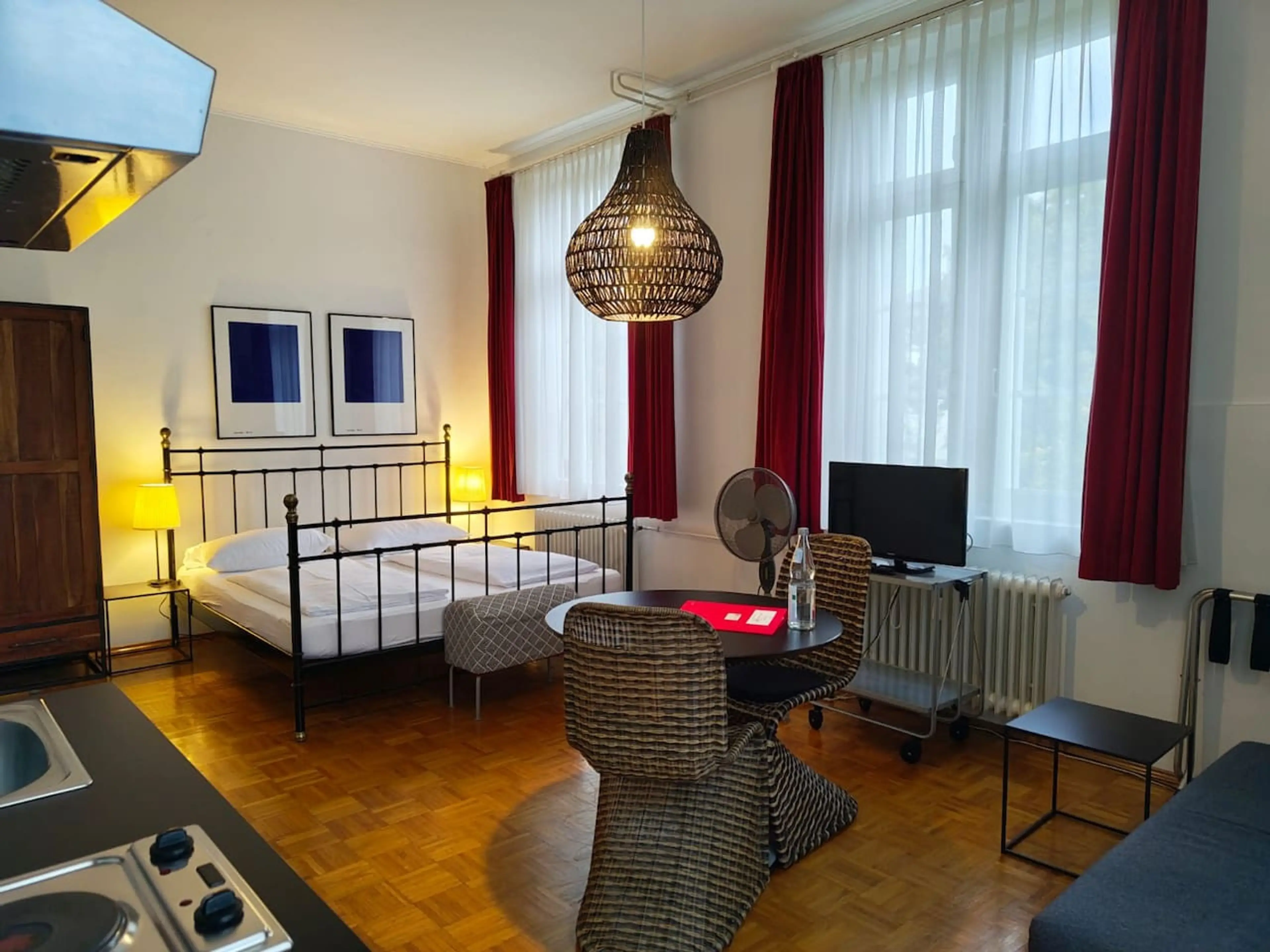 Cozy studio with extra sofa