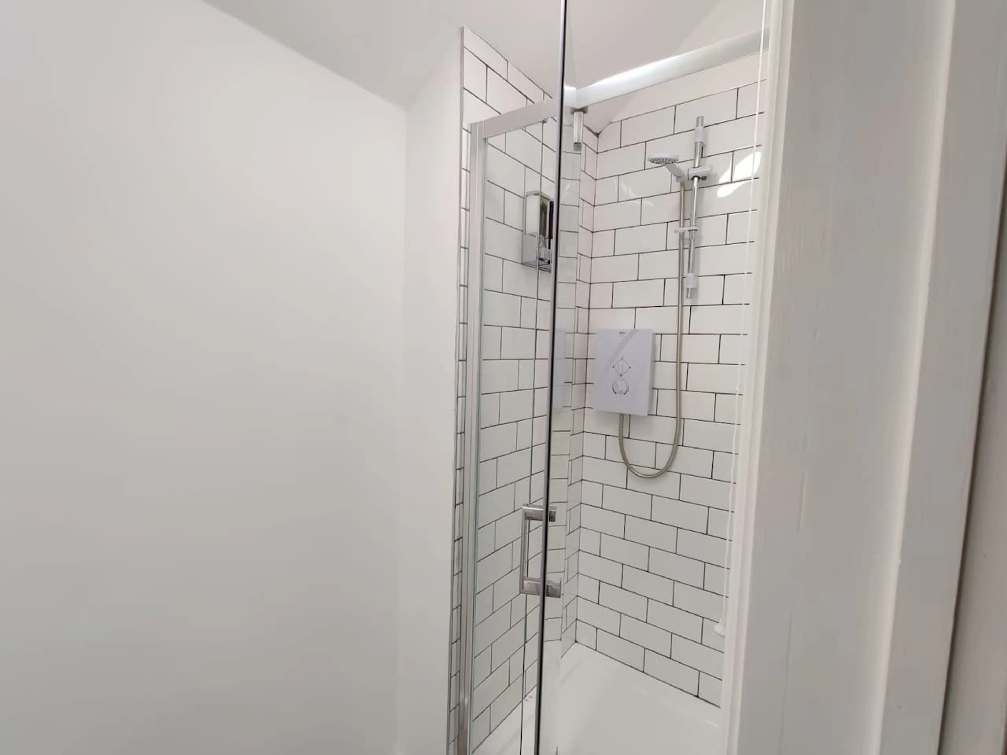 Studio 2 - 150 Neath Road - Image 13