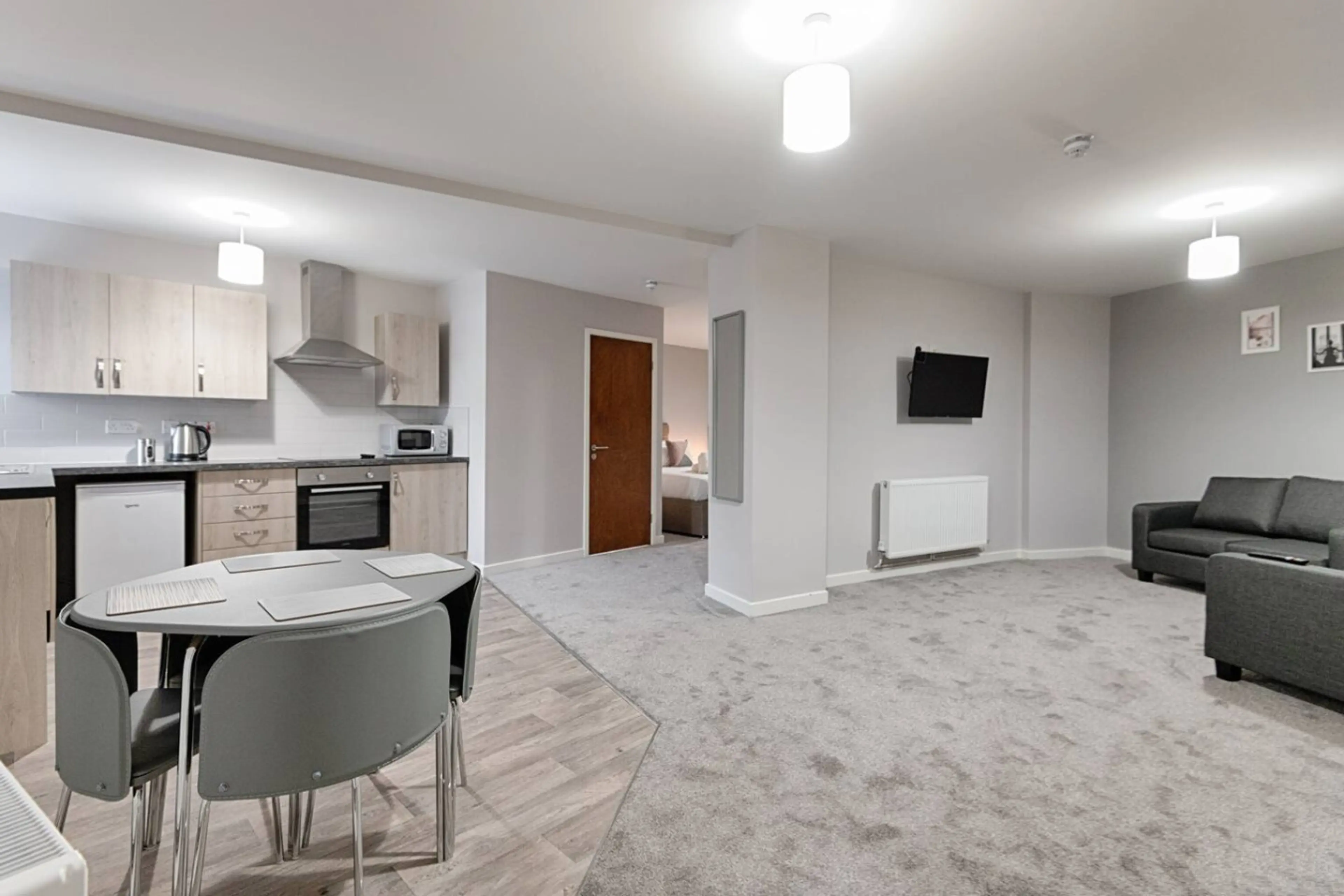 Studio 4 - 150 Neath Road - Image 4