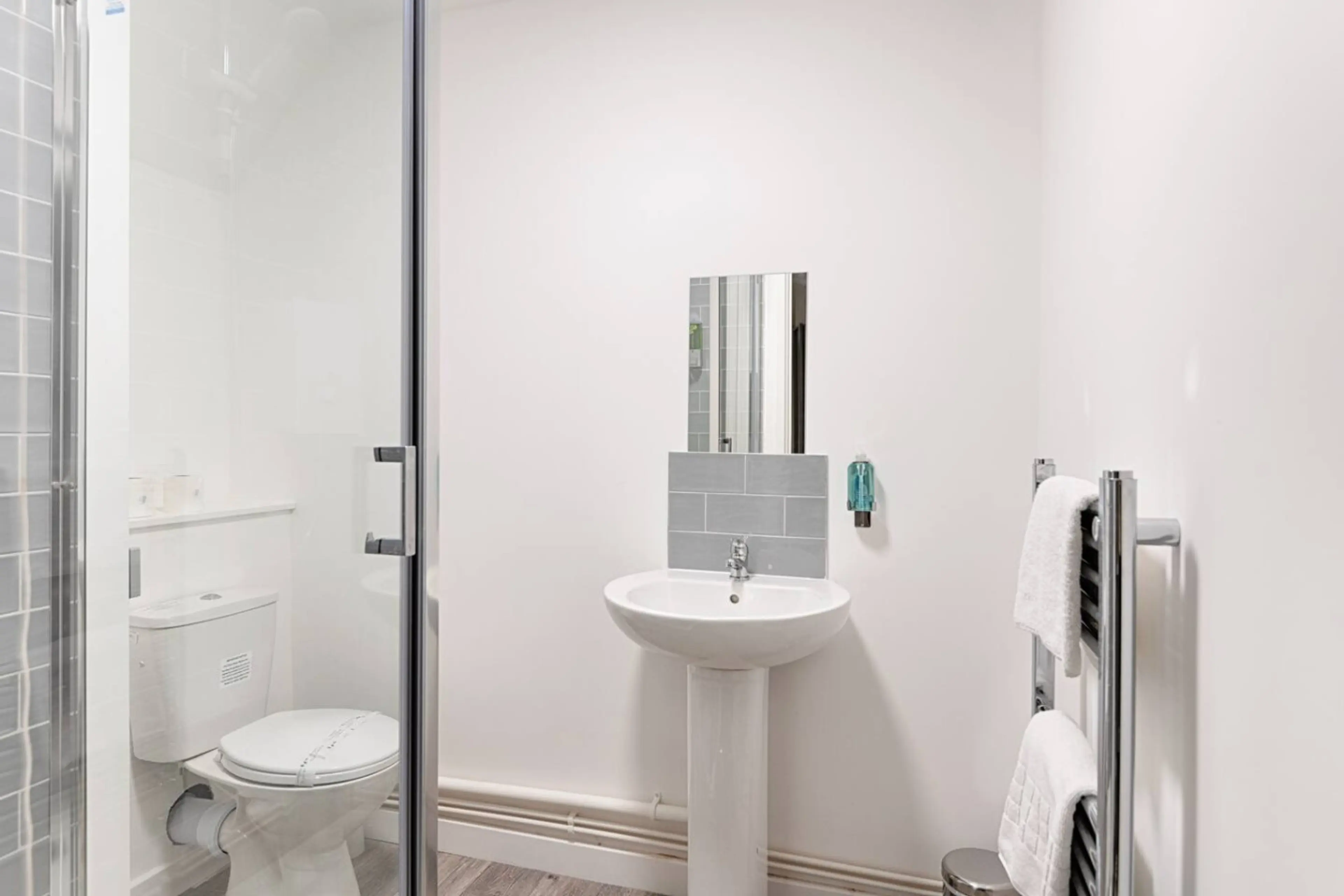 Studio 4 - 150 Neath Road - Image 15