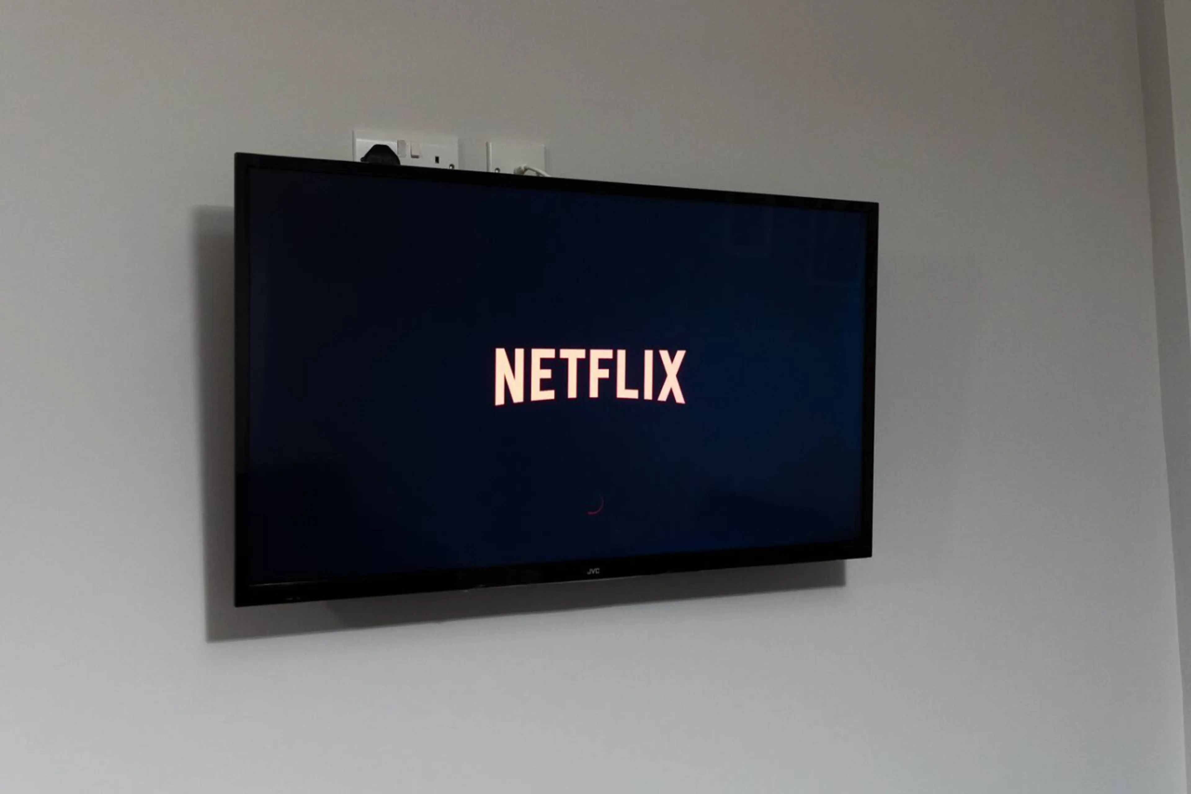 Studio 4 - 150 Neath Road - Image 12