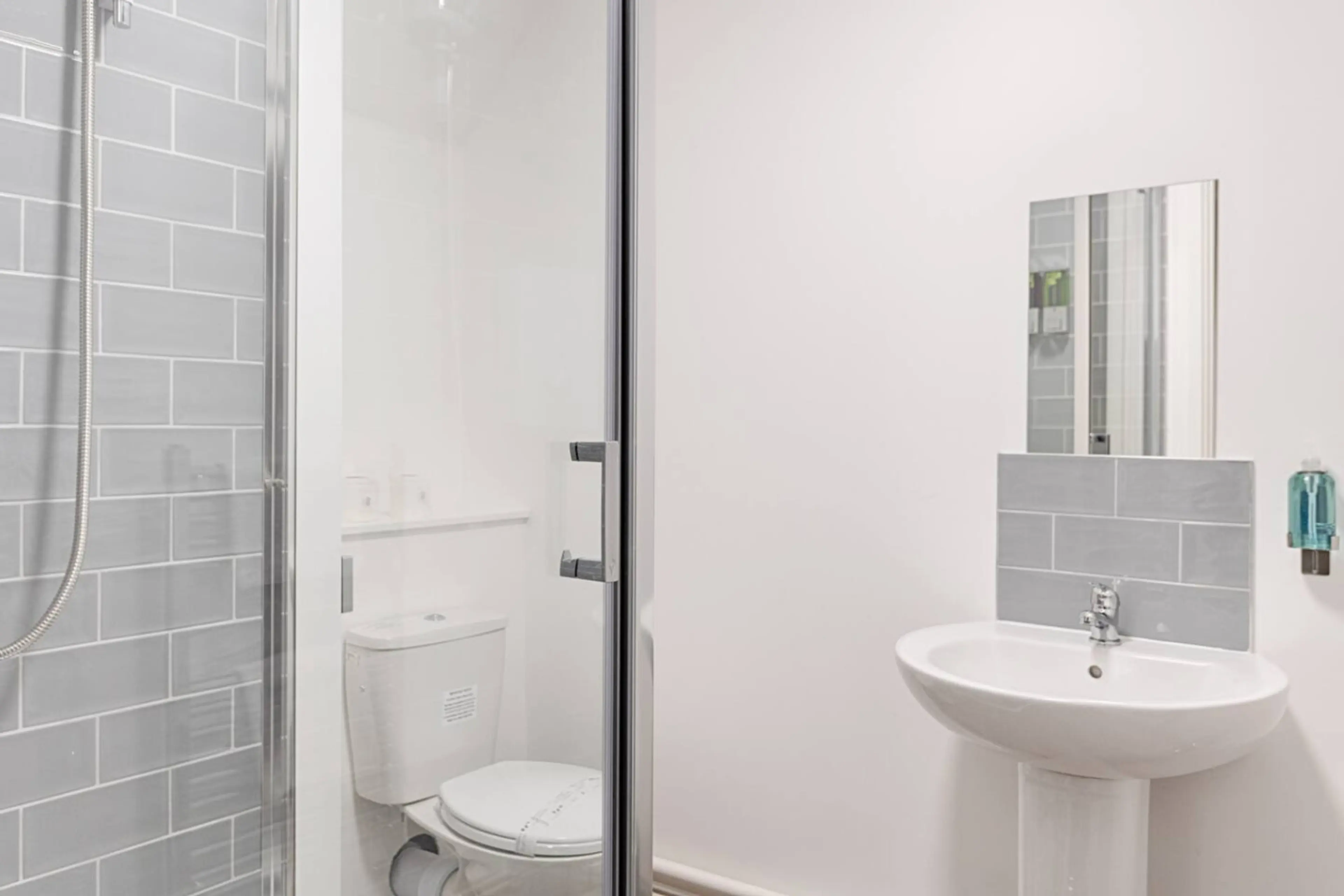 Studio 4 - 150 Neath Road - Image 11