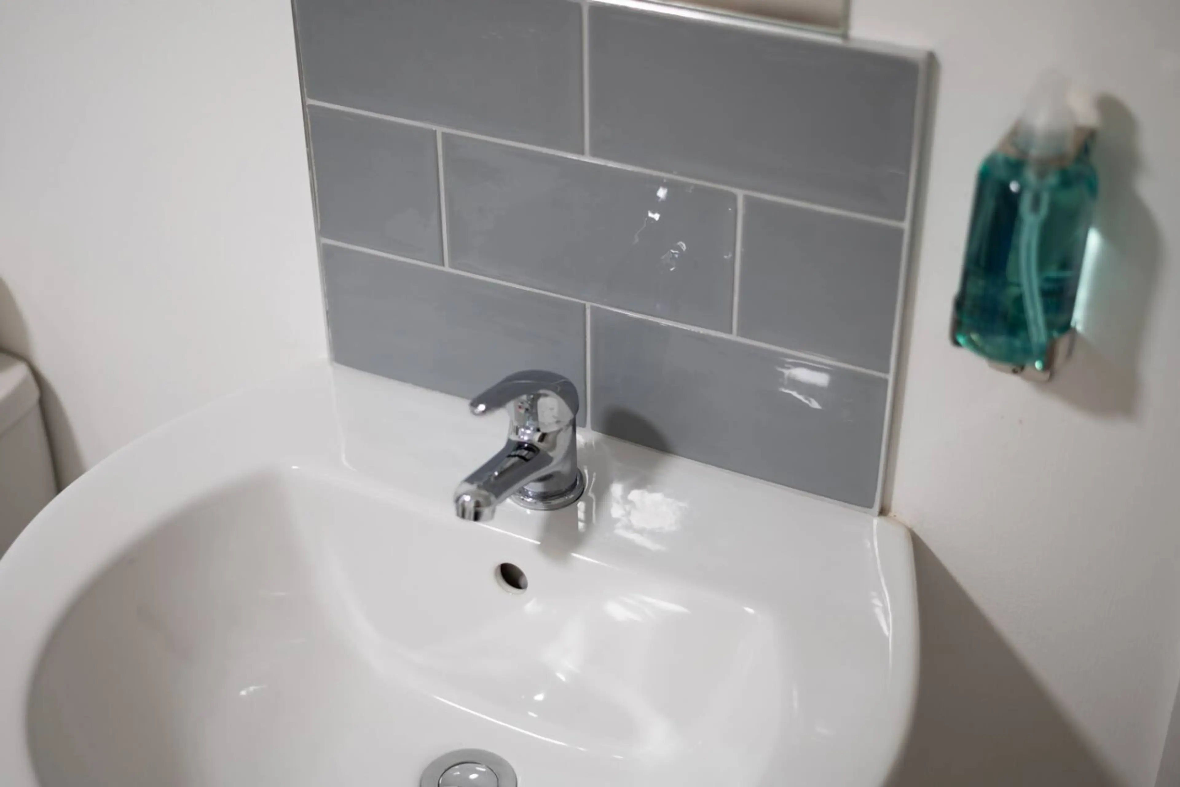 Studio 3 - 150 Neath Road - Image 7