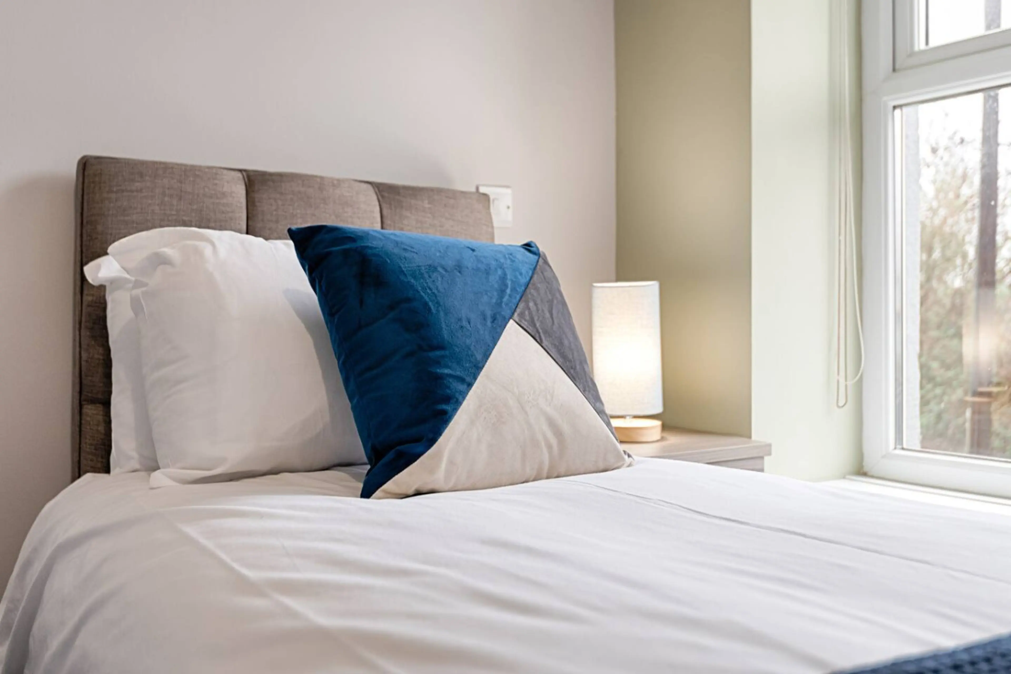 Studio 3 - 150 Neath Road - Image 17