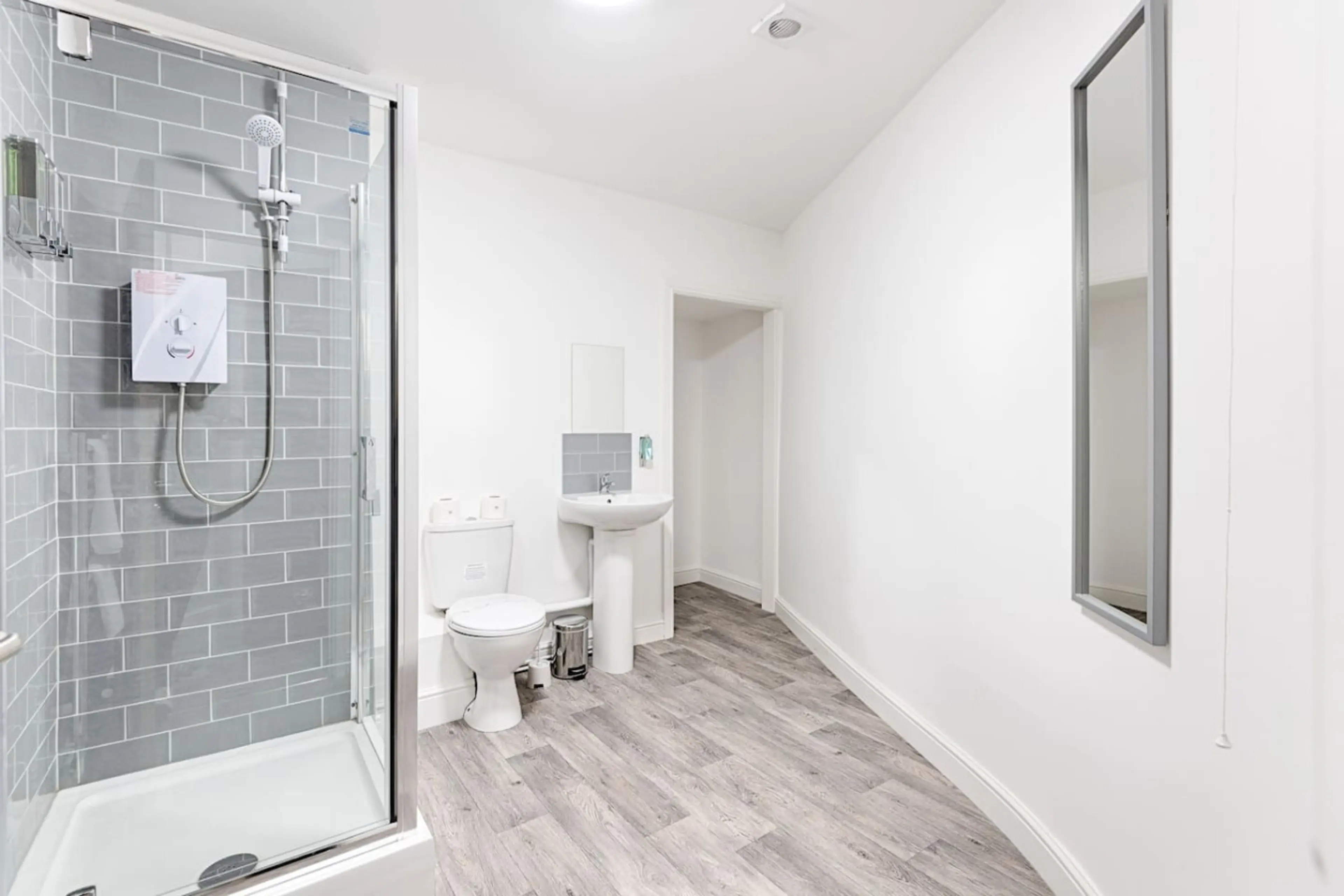 Studio 3 - 150 Neath Road - Image 6