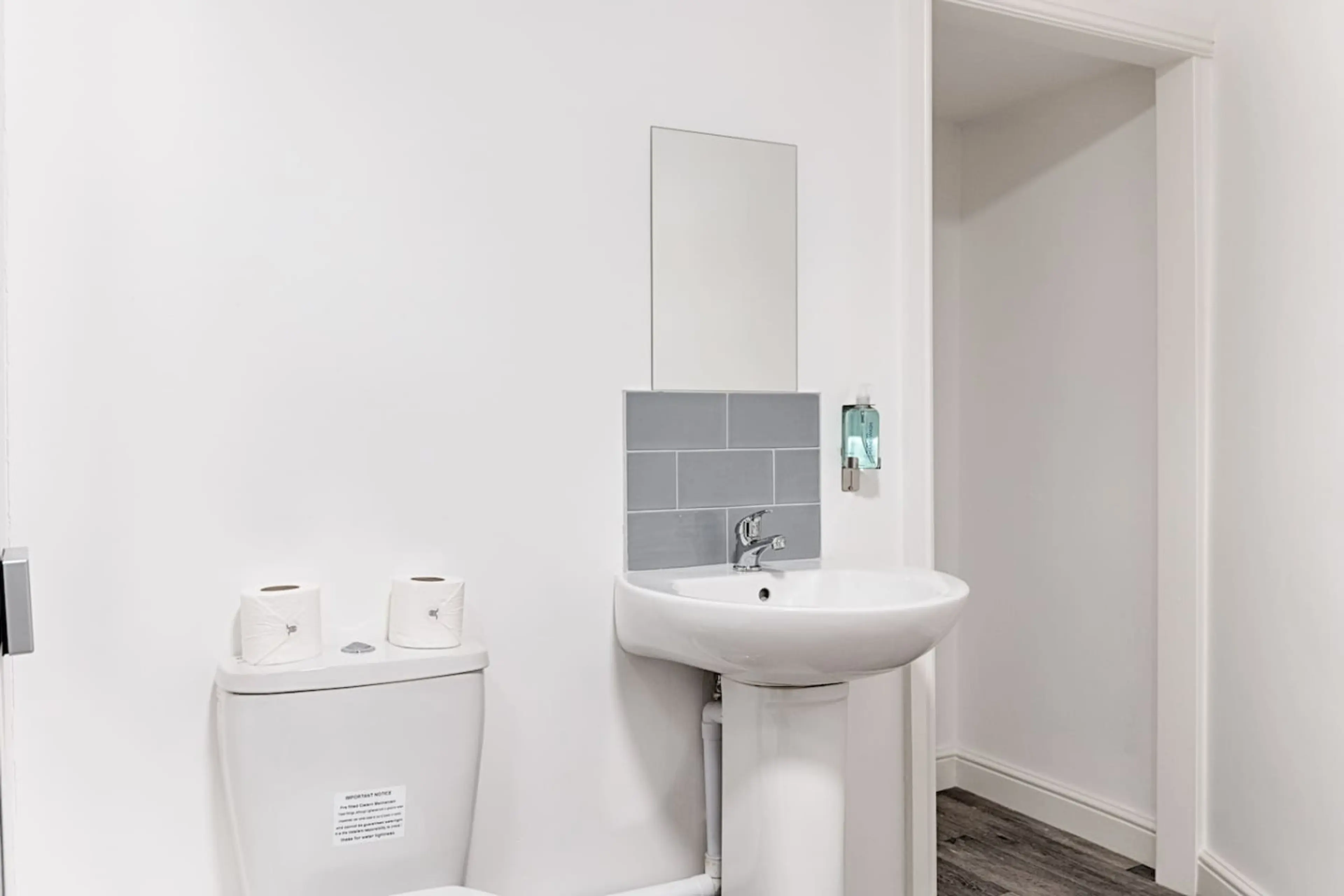 Studio 3 - 150 Neath Road - Image 13