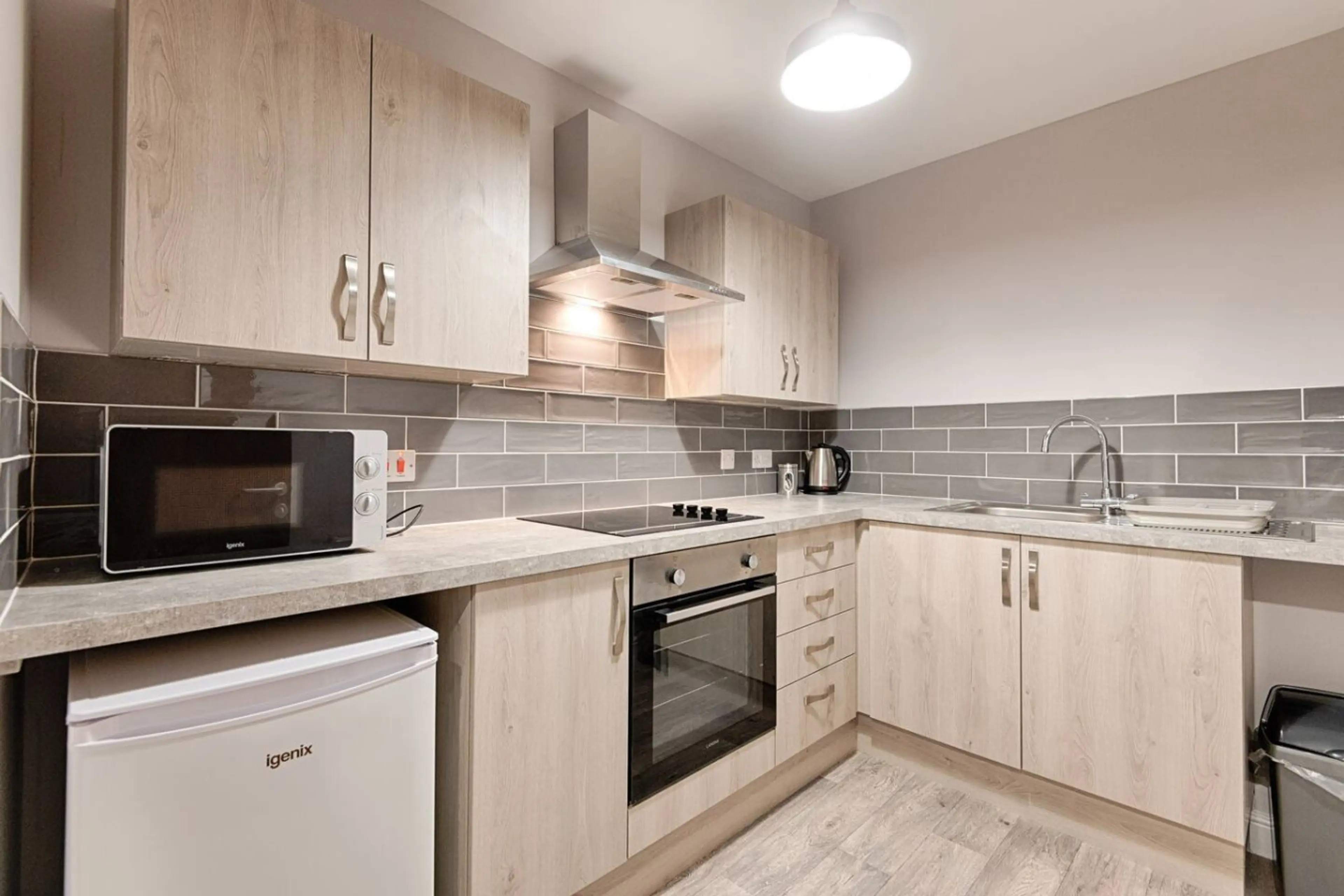 Studio 3 - 150 Neath Road - Image 8