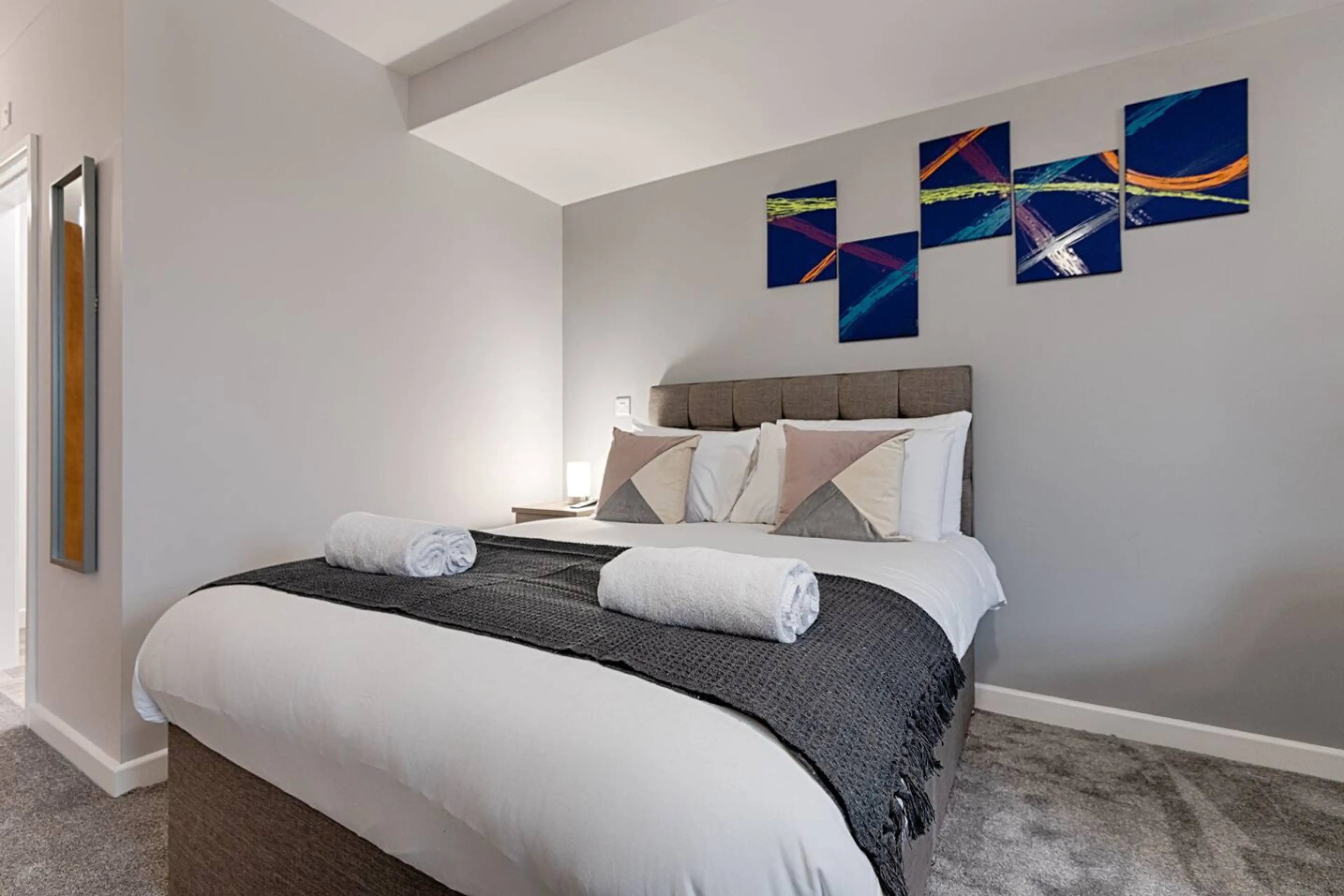 Studio 7 - 150 Neath Road - Image 2