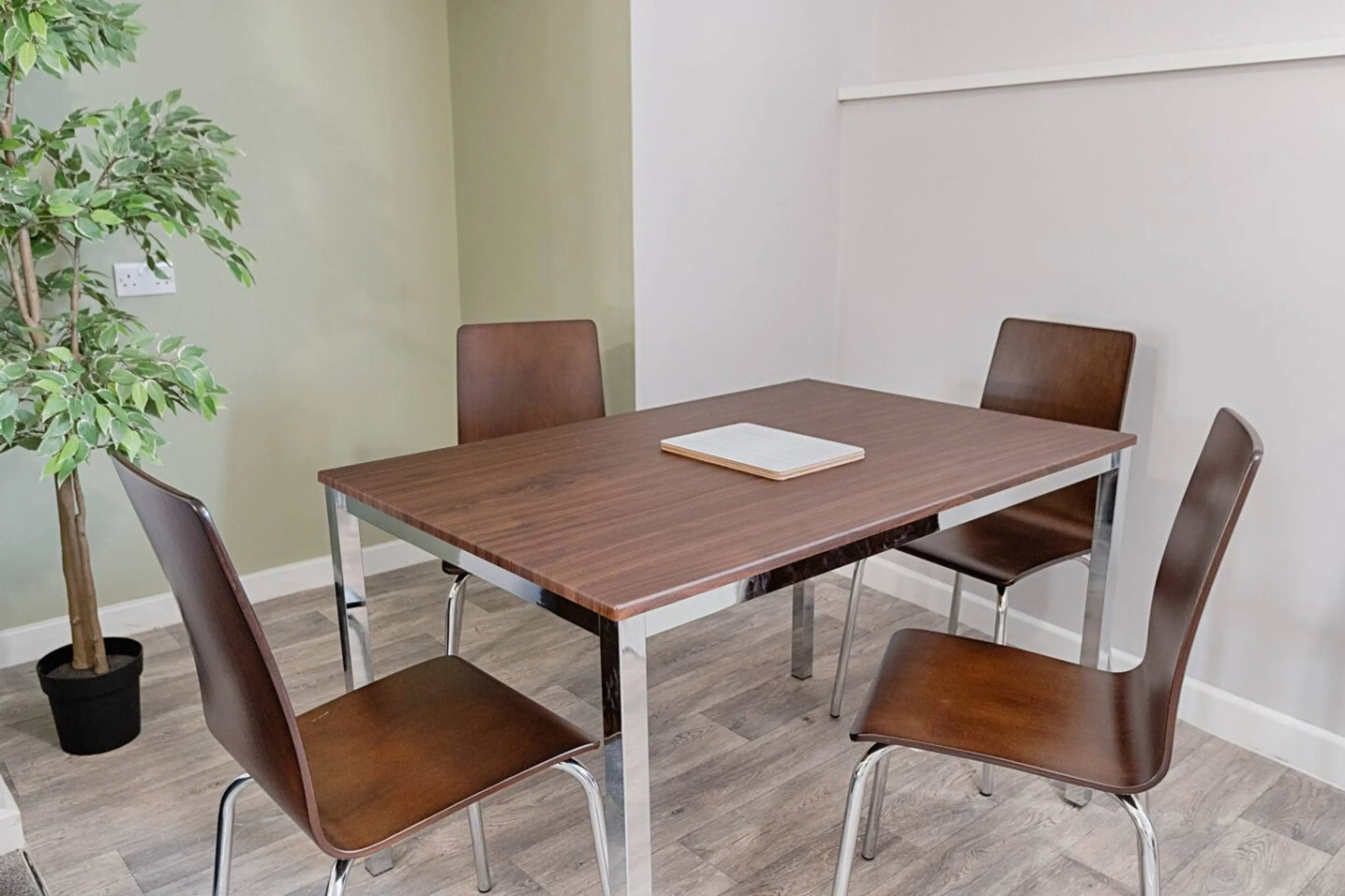 Studio 8 - 150 Neath Road - Image 4