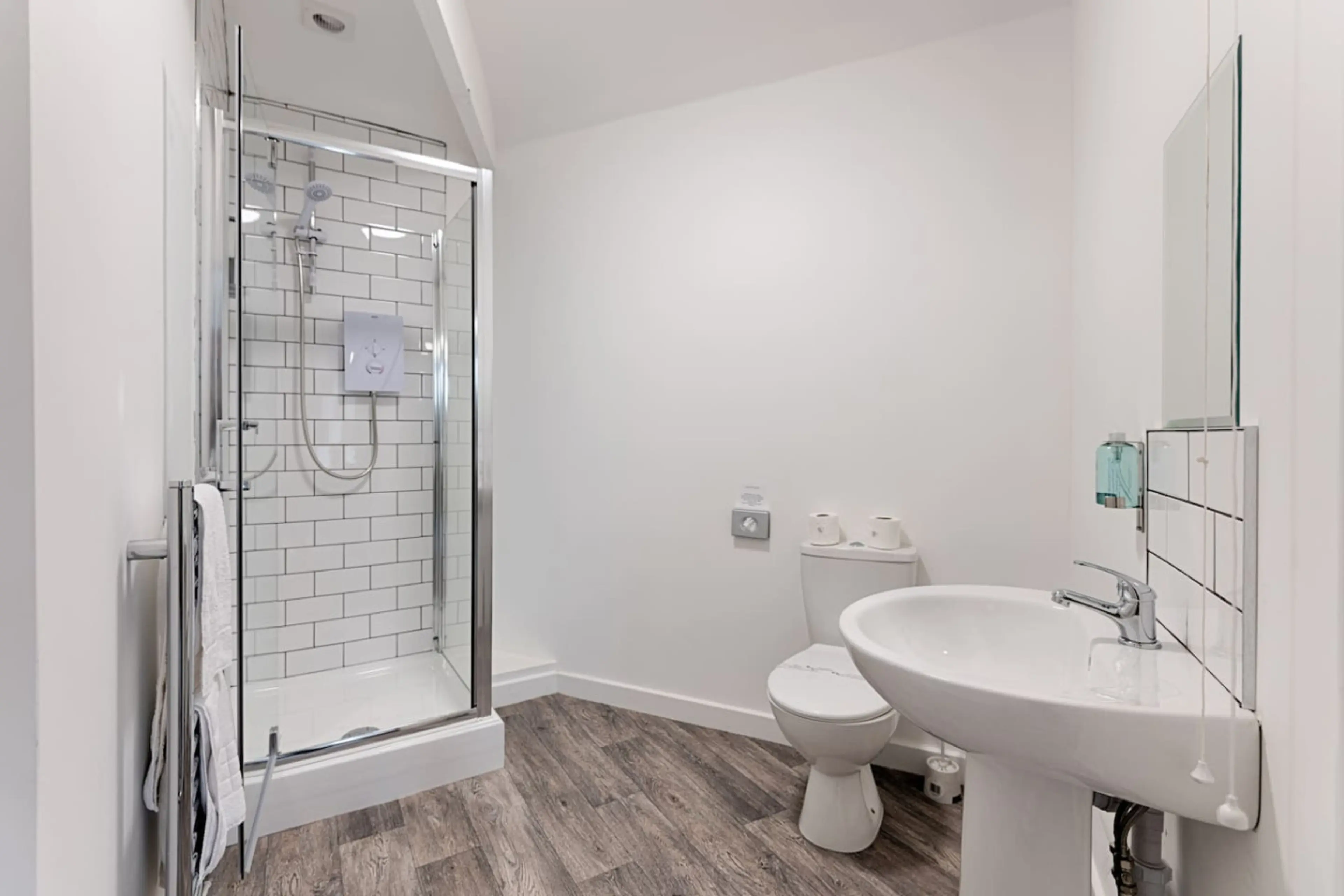 Studio 5 - 150 Neath Road - Image 12