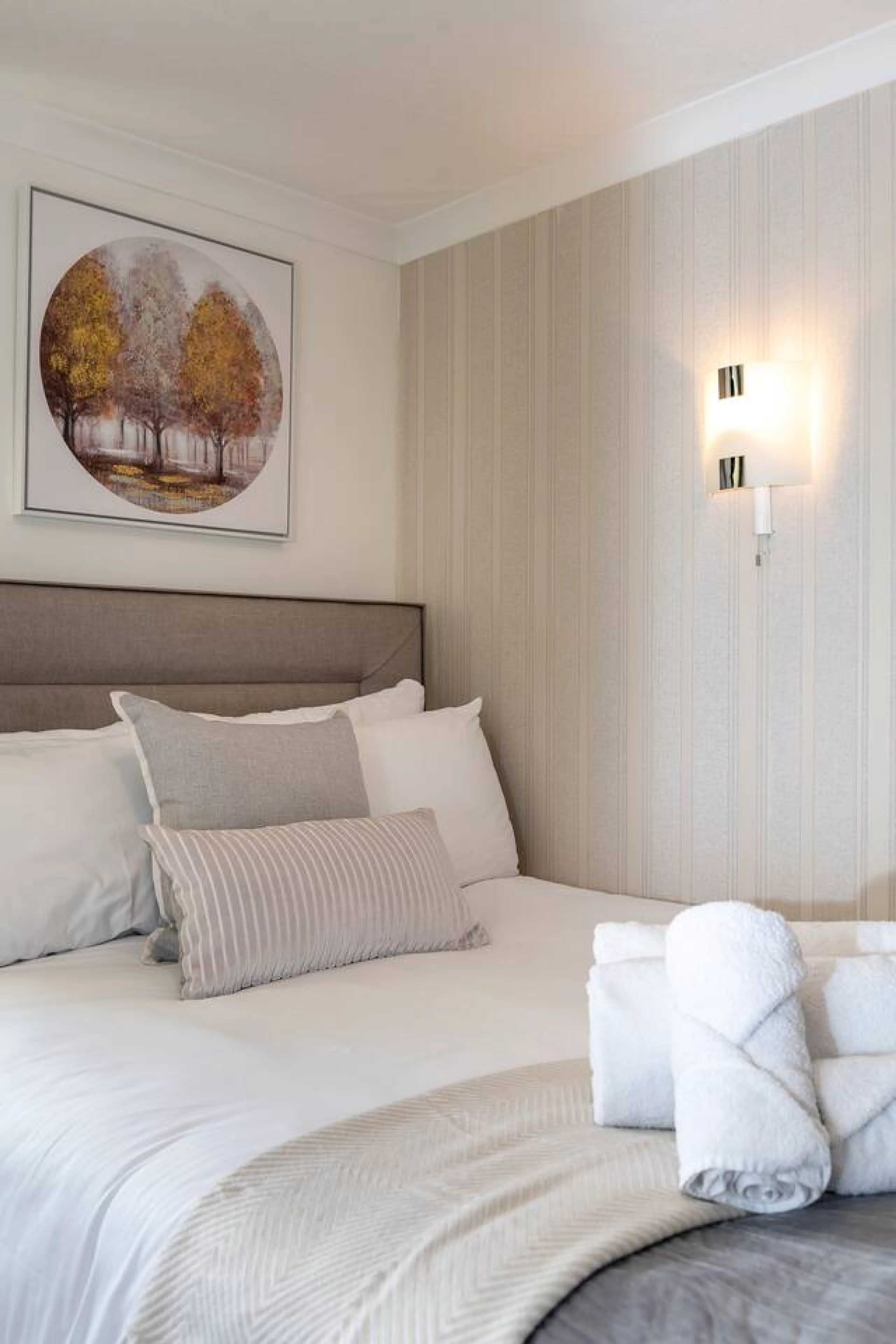 The New Lodge - Room 2 - Image 4