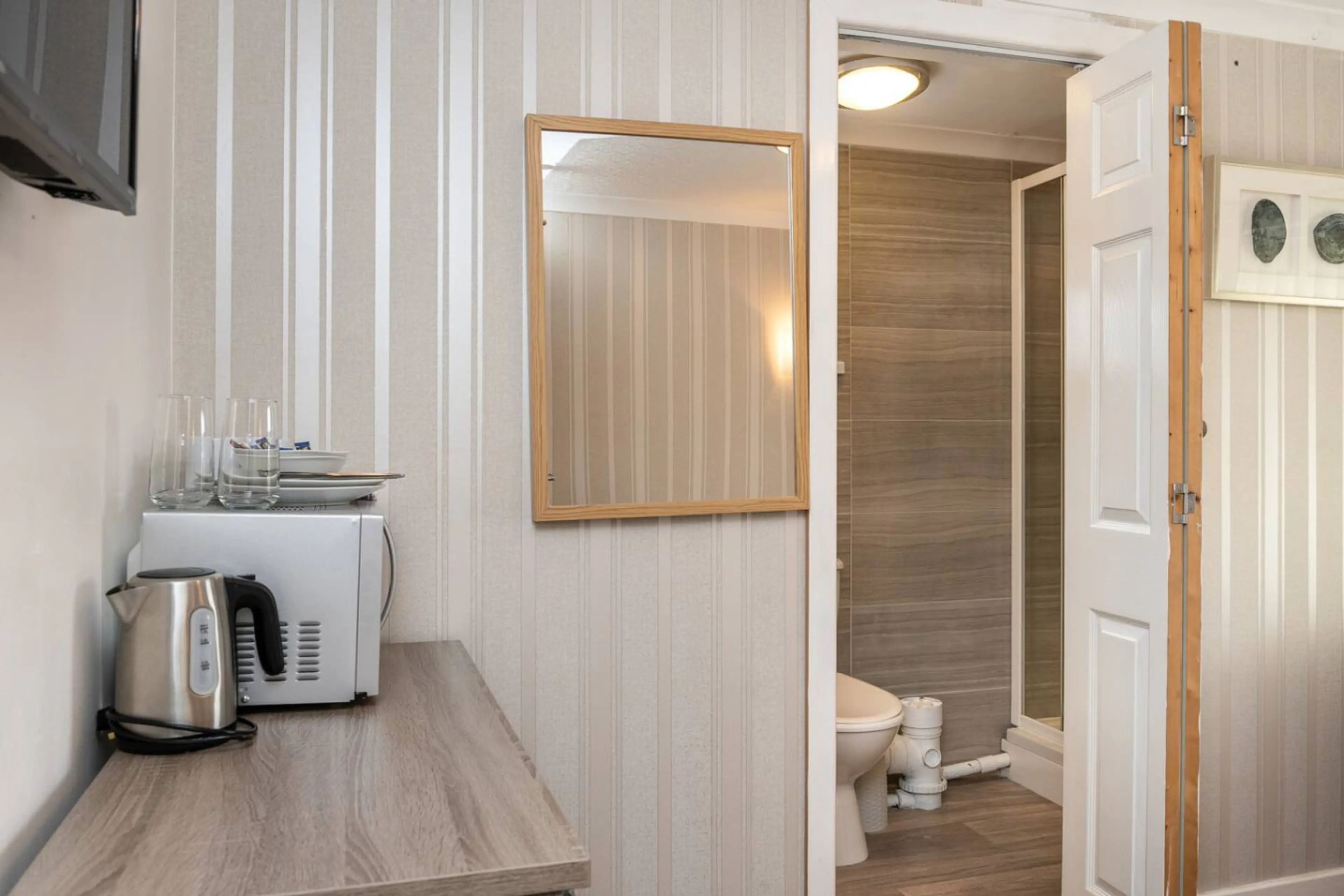 The New Lodge - Room 2 - Image 3