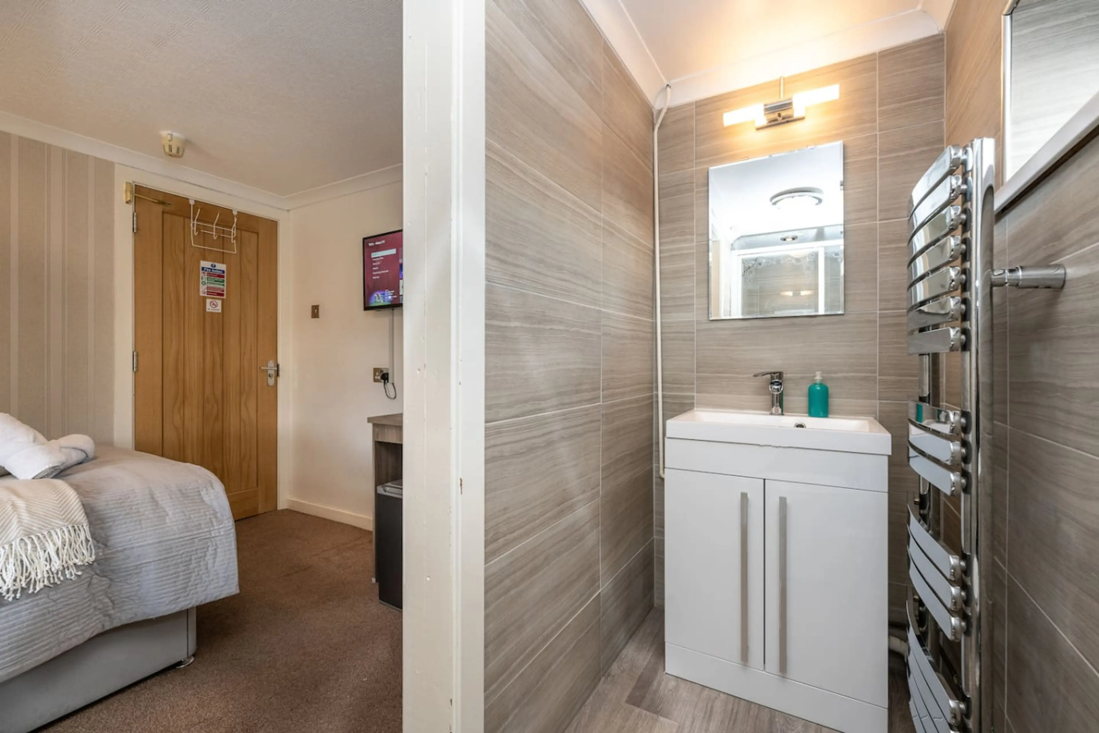 The New Lodge - Room 2 - Image 7