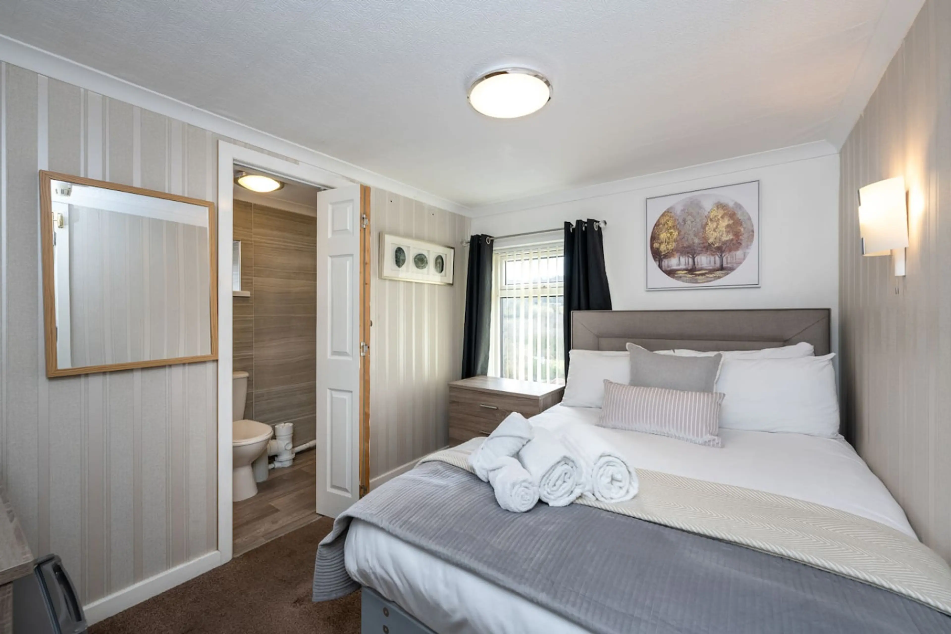 The New Lodge - Room 2 - Image 1