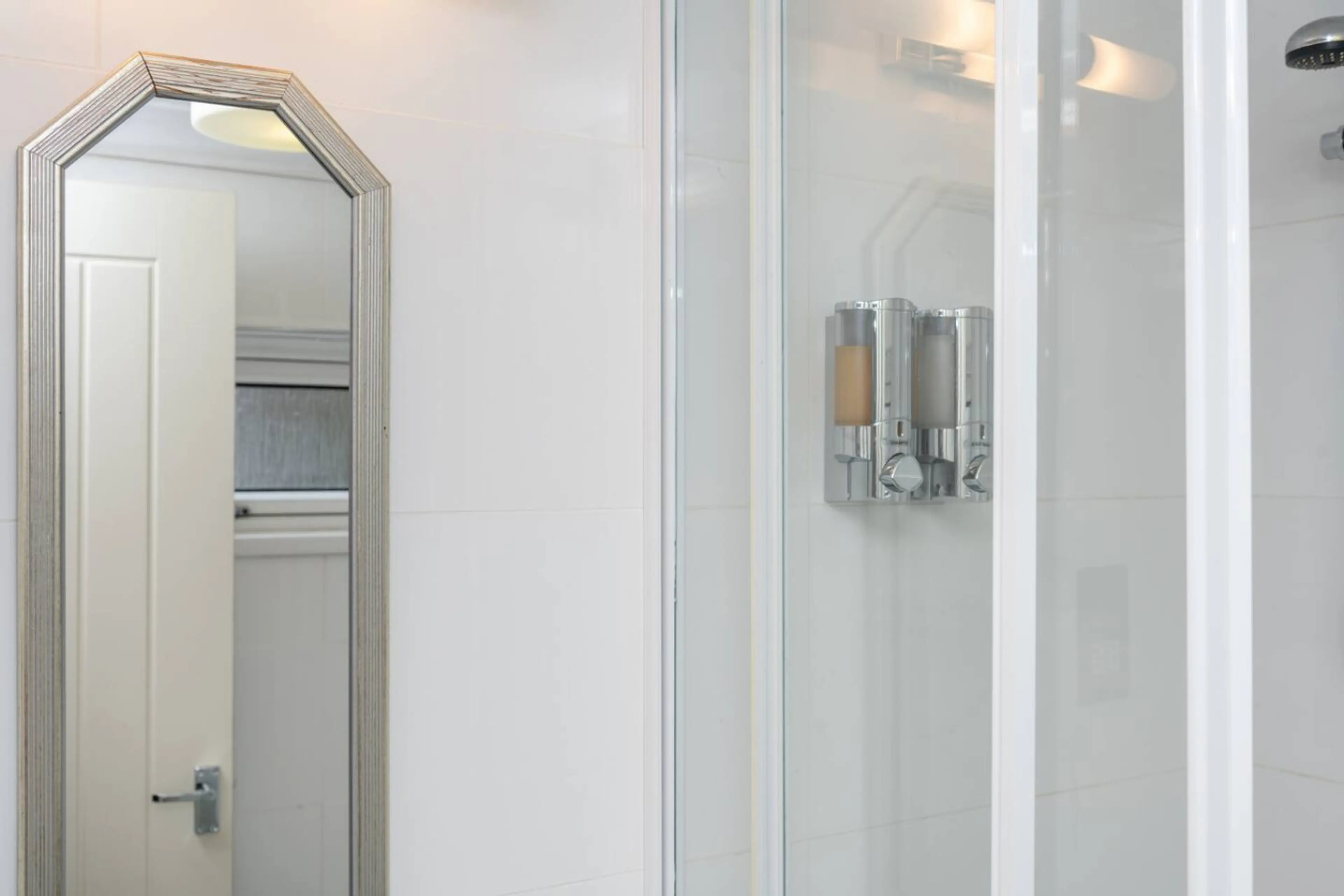 The New Lodge - Room 3 - Image 7