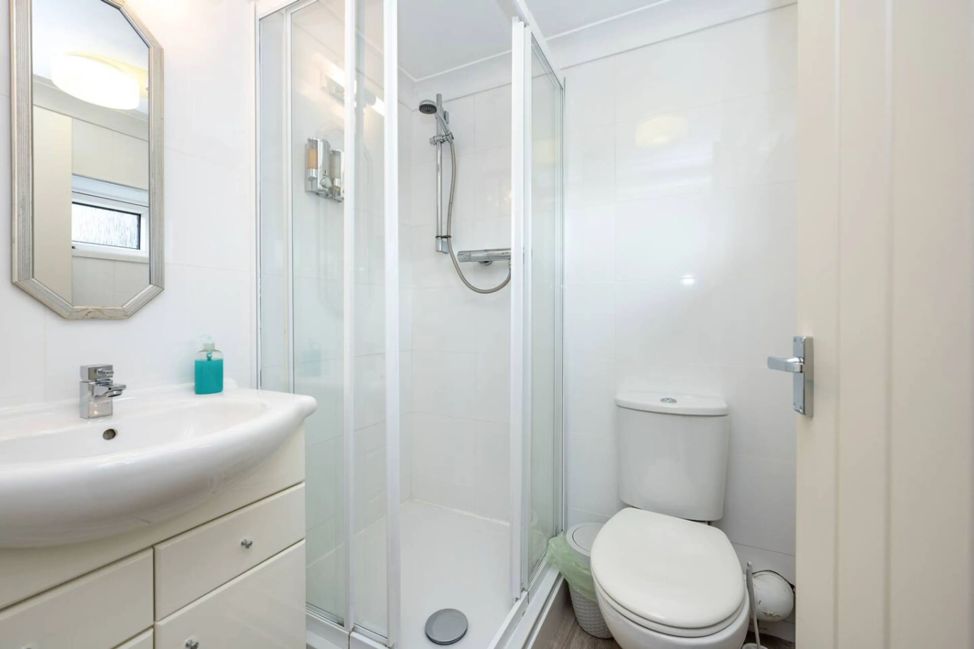 The New Lodge - Room 3 - Image 11