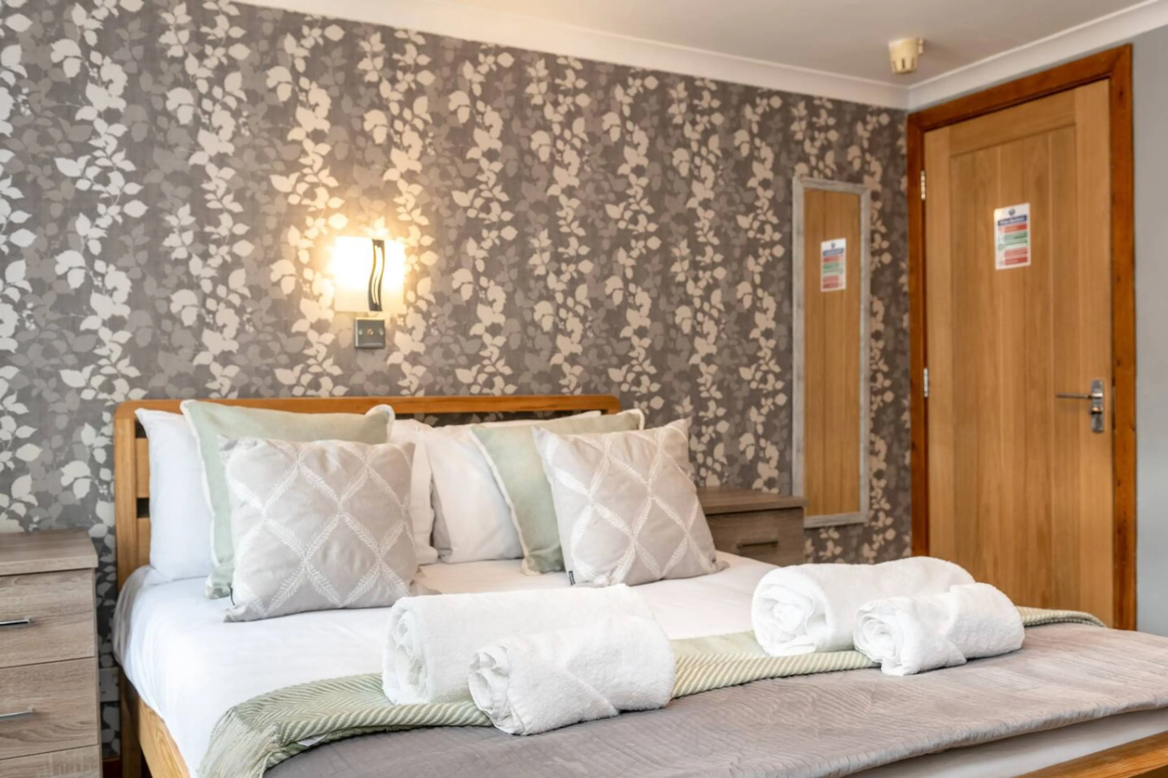 The New Lodge - Room 3 - Image 3