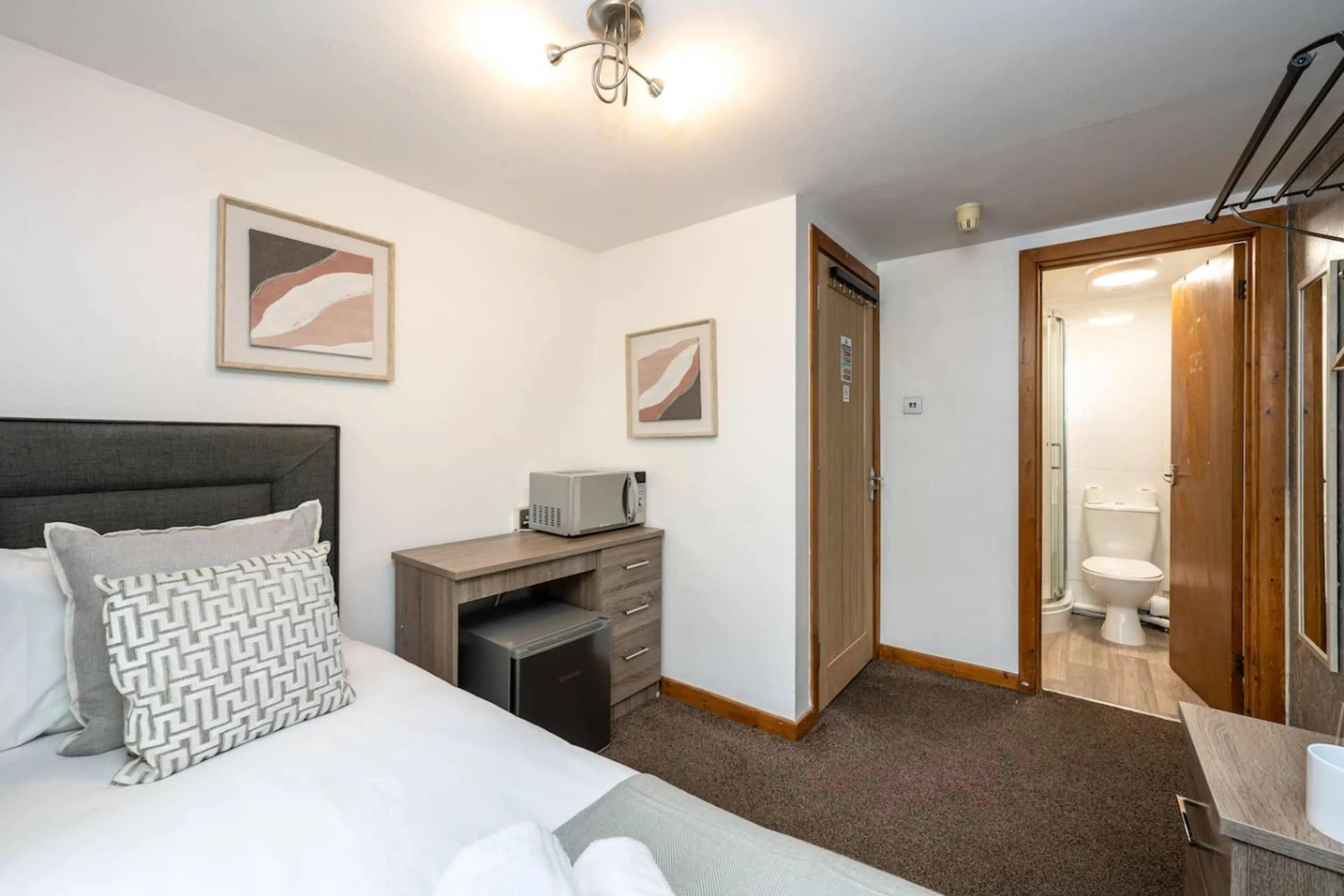 The New Lodge - Room 5 - Image 2