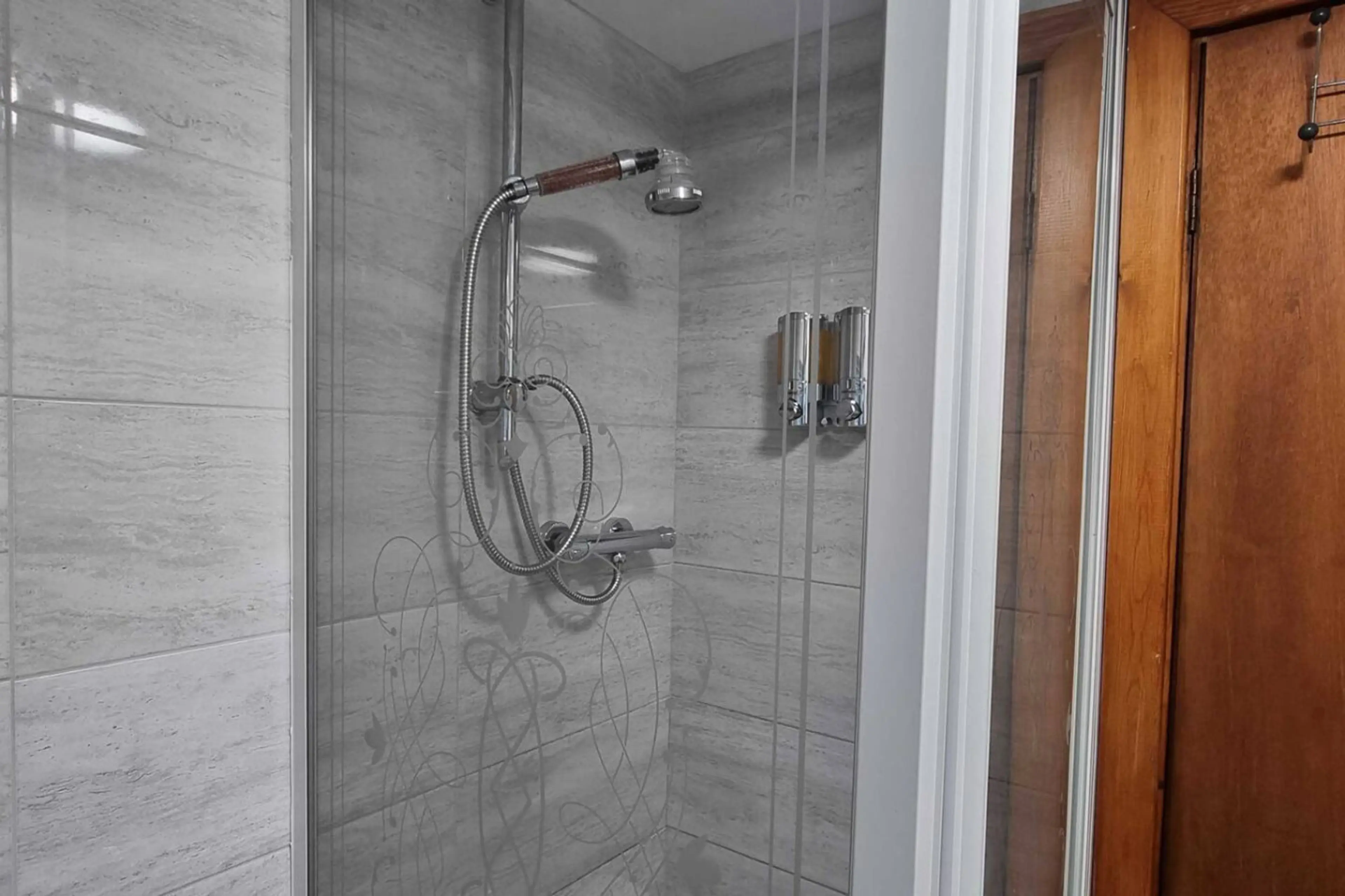 The New Lodge - Room 4 - Image 3