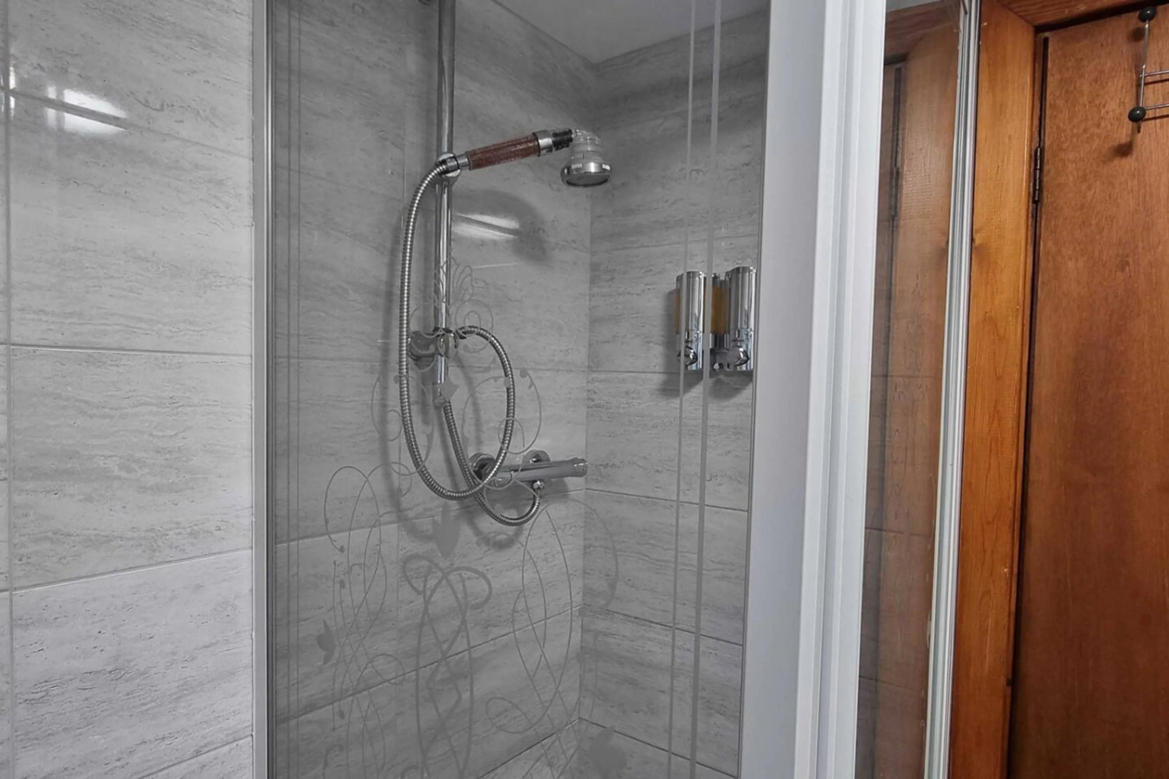 The New Lodge - Room 4 - View 3