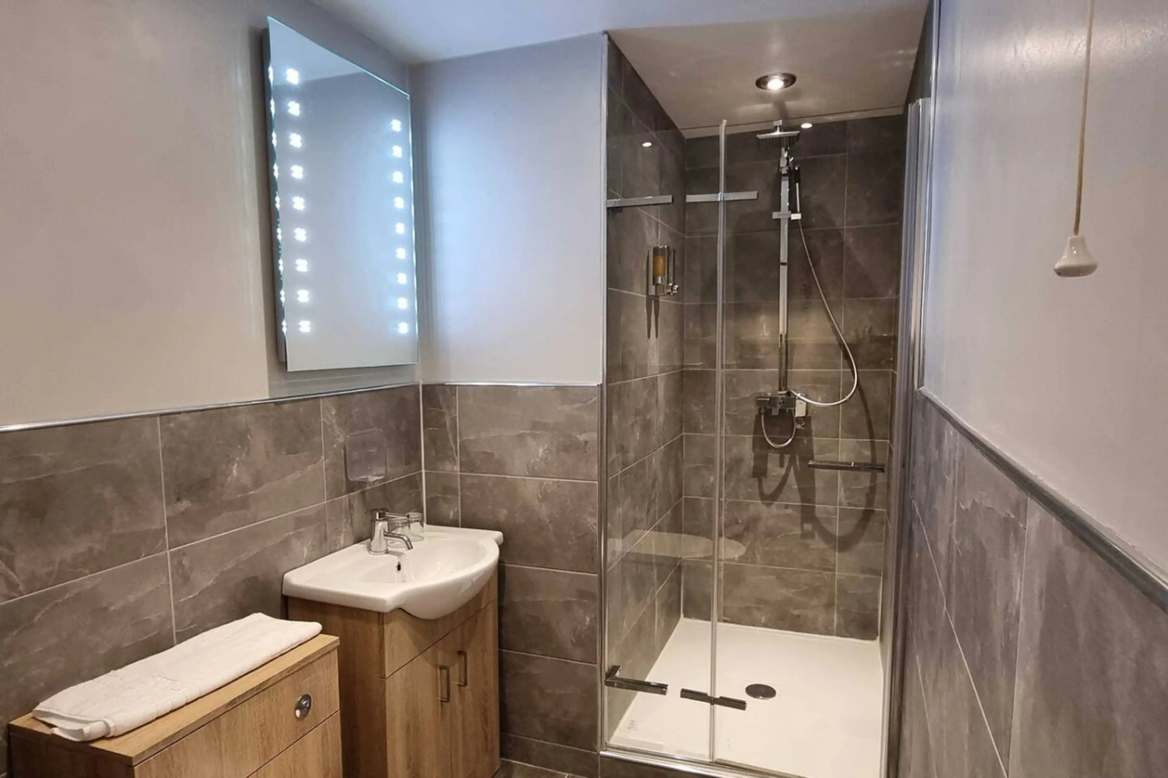 The New Lodge - Room 6 - Image 3