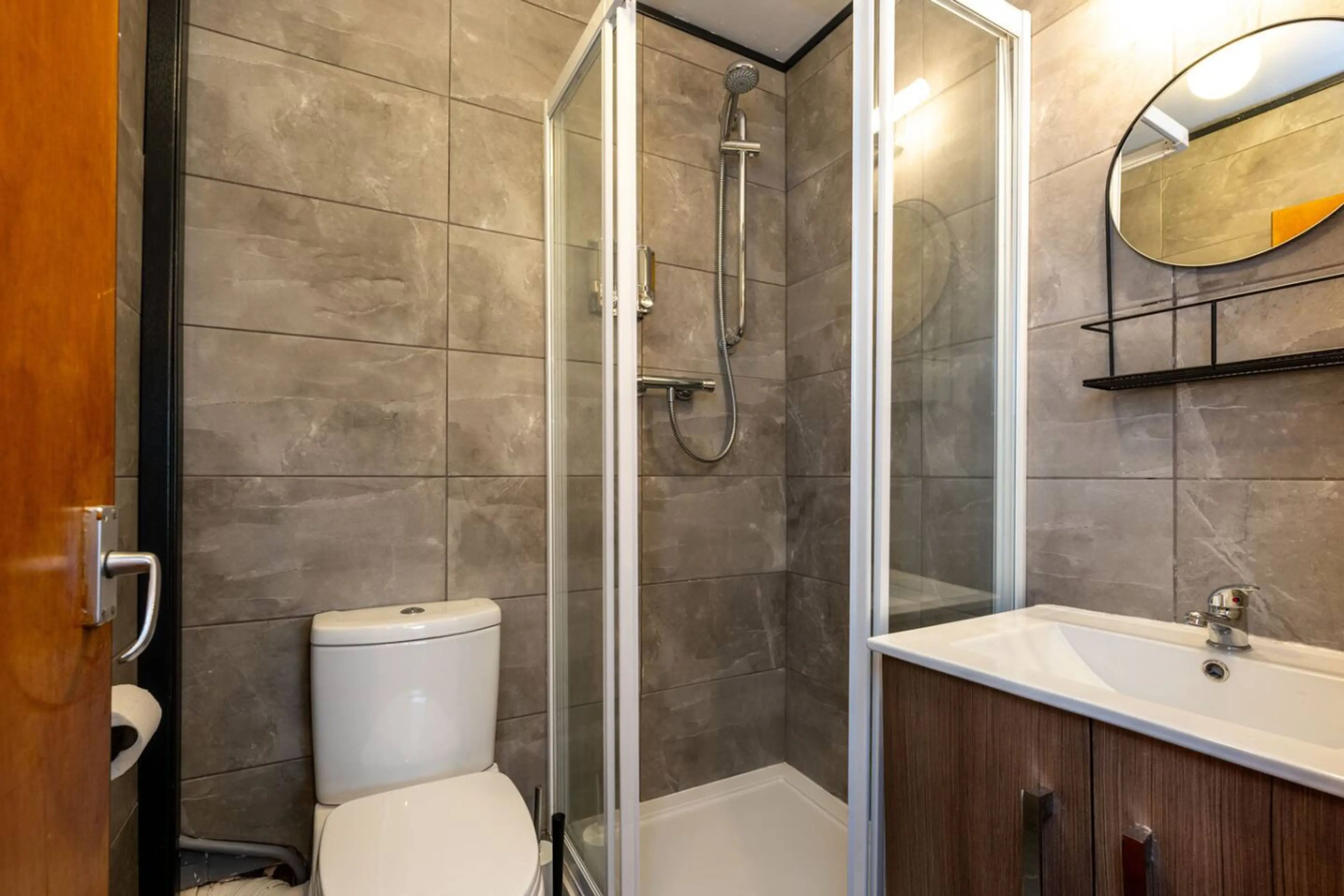 The New Lodge - Room 7 - Image 9